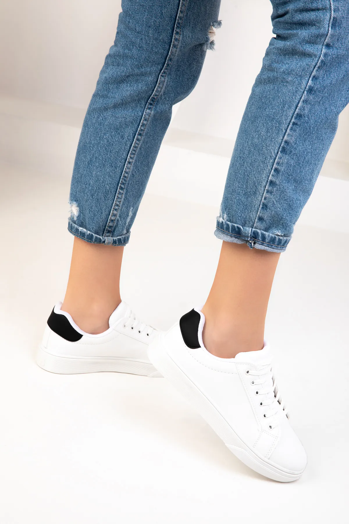 SOHO  Weiß-Schwarze Damen Sneaker 14395