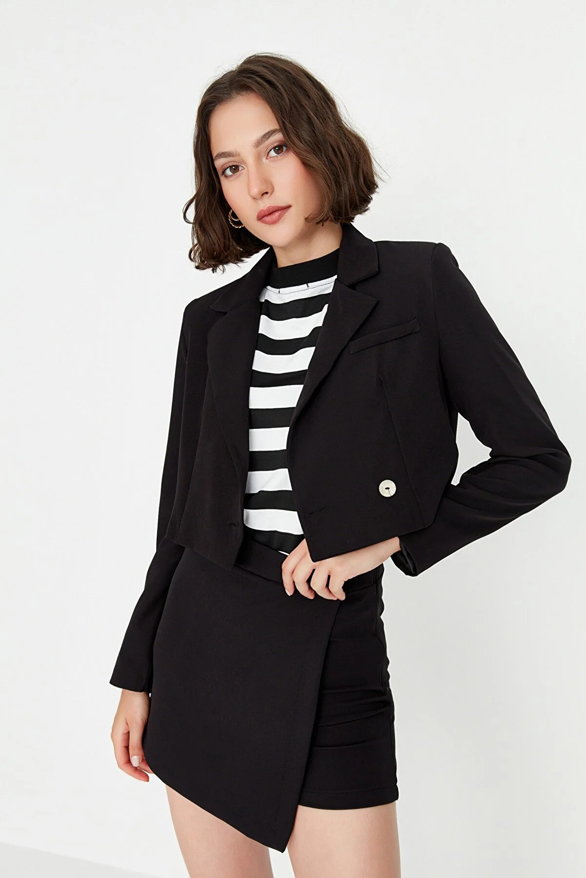 Trendyol Collection  Schwarze, kurze, gefütterte Blazerjacke aus Webstoff TWOAW22CE0086
