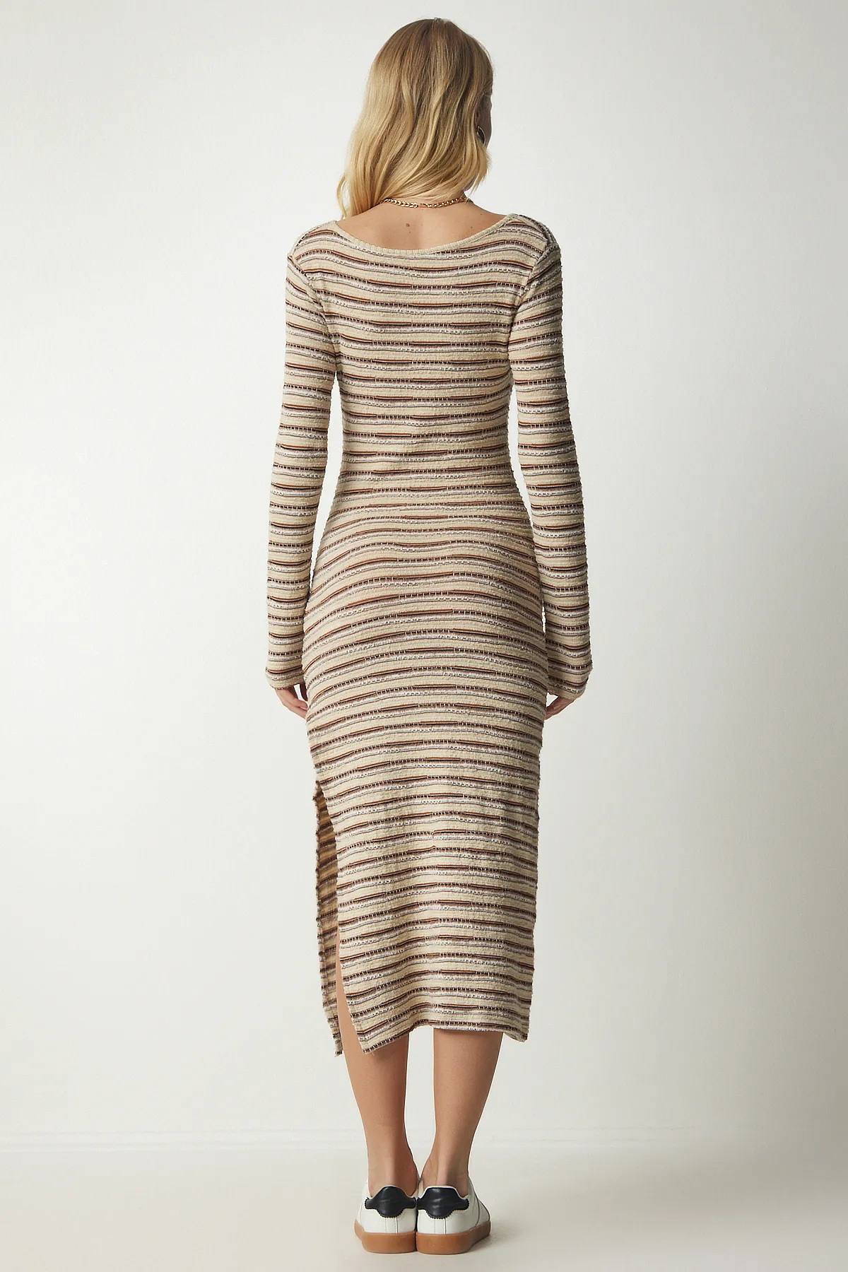 Happiness İstanbul  Beige gestreiftes Strickkleid mit Schlitz für Damen UB00185