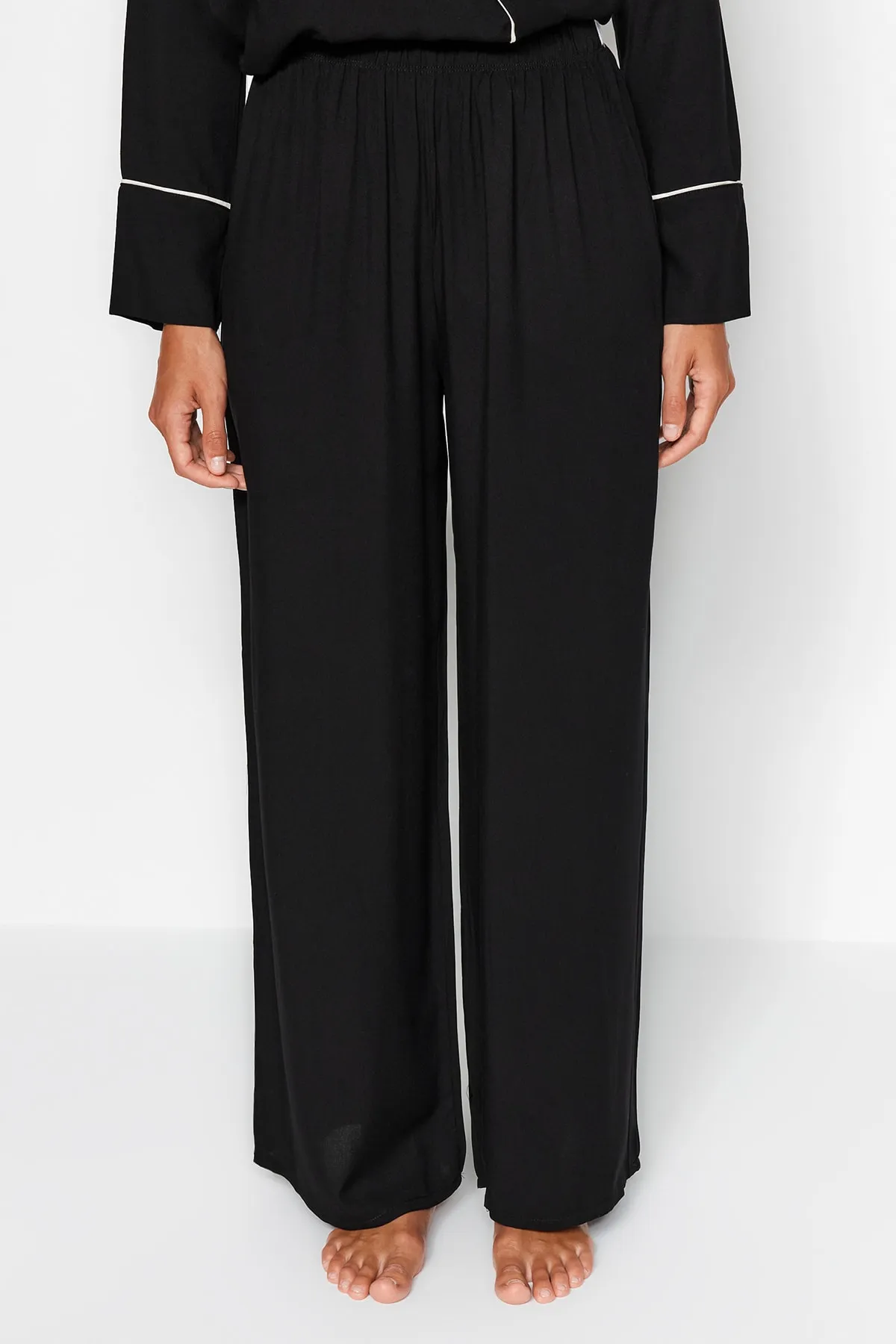 Trendyol Collection  Schwarzes, zweireihiges Pyjama-Set aus Viskose mit Hemd und Hose und Paspelierung THMAW22PT1109