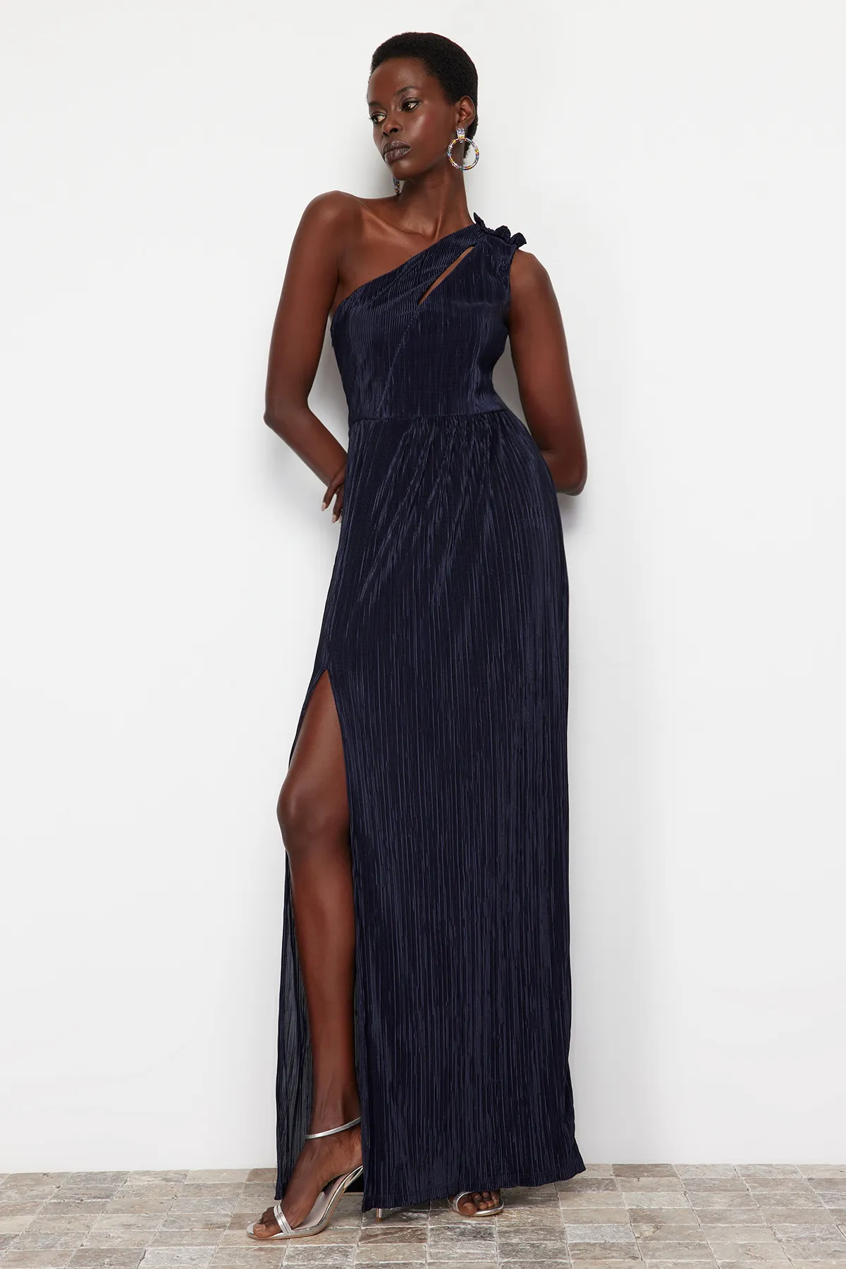 Trendyol Collection  Marineblaues, plissiertes, gefüttertes langes Abendkleid aus Strick TPRSS24AE00021