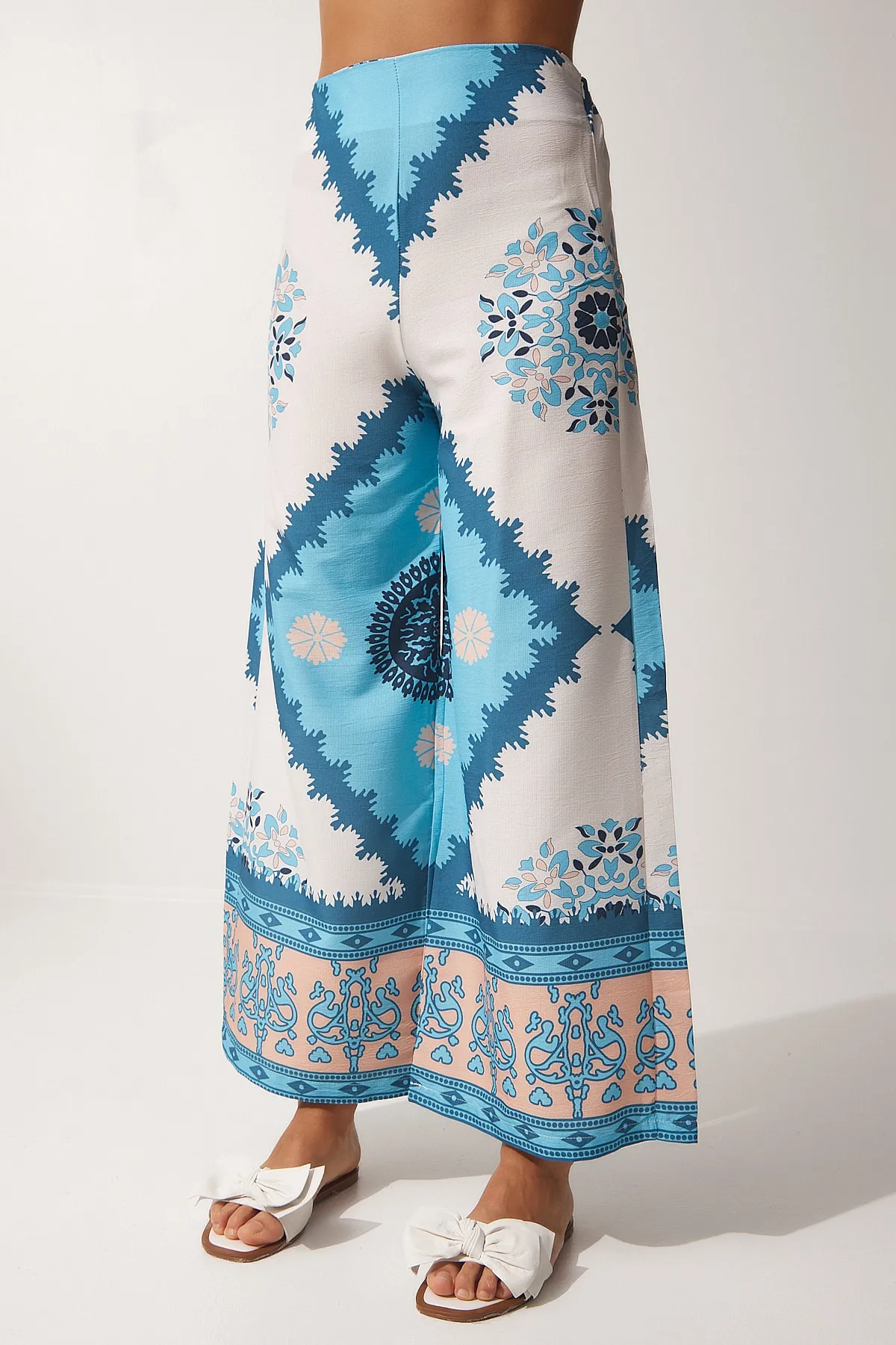 Happiness İstanbul  Hellblaues gemustertes Sommer-Bluse-Hosen-Set für Damen DM00131