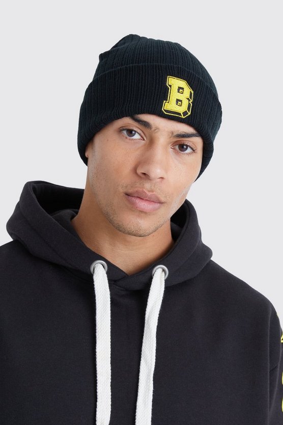 Gerippte Beanie mit B-Aufnäher