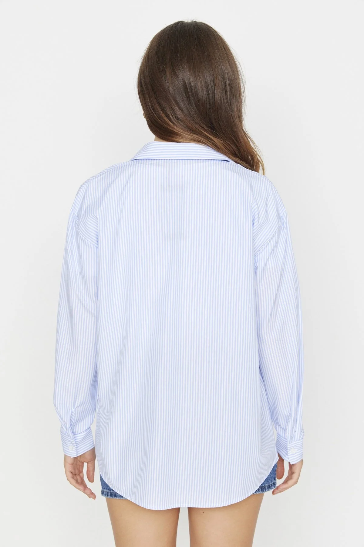 Trendyol Collection  Blau gestreiftes, gewebtes Hemd in Übergröße/weiter Passform mit Taschendetail TWOAW23GO00359