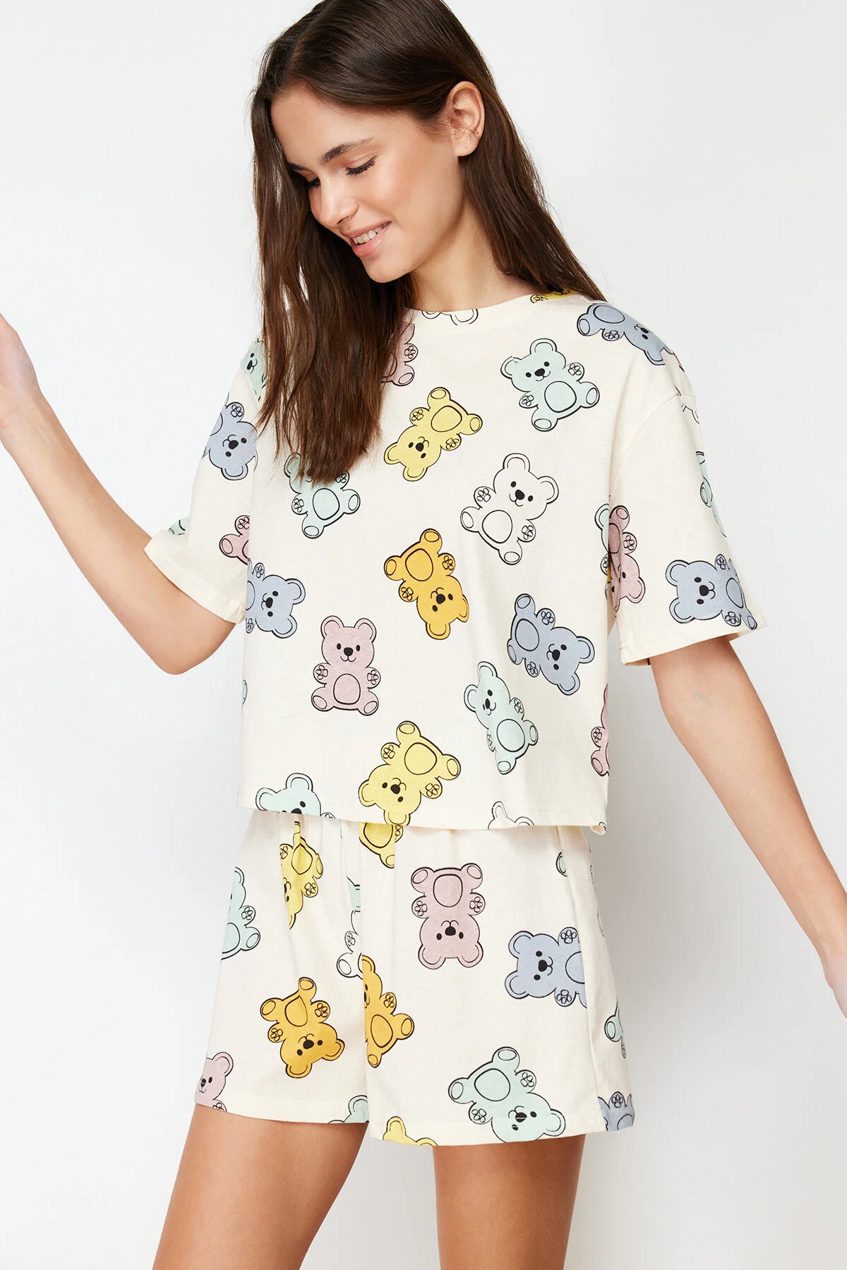 Trendyol Collection  Ecrufarbenes Strick-Pyjama-Set aus 100 % Baumwolle mit Teddybär-Muster THMSS24PT00072