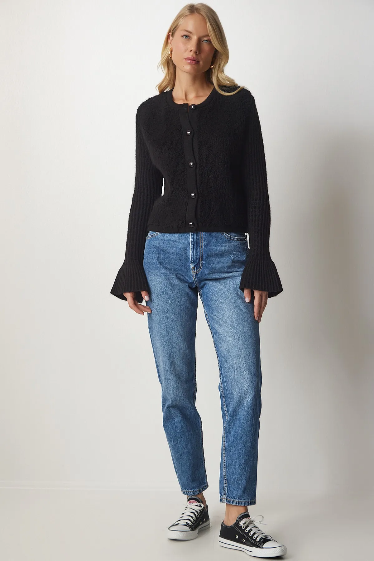 Happiness İstanbul  Schwarze Bouclé-Strickjacke mit Knöpfen für Damen YY00152