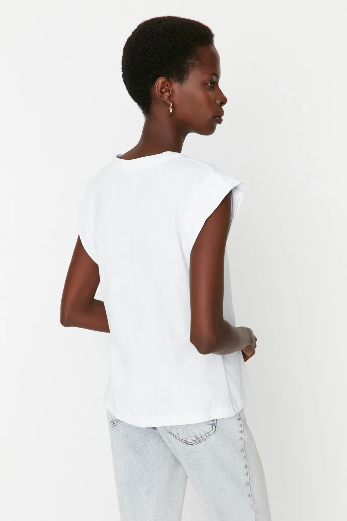 Trendyol Collection  Weißes Basic-Strick-T-Shirt mit Rundhalsausschnitt aus 100 % Baumwollwatte TWOSS20TS0021