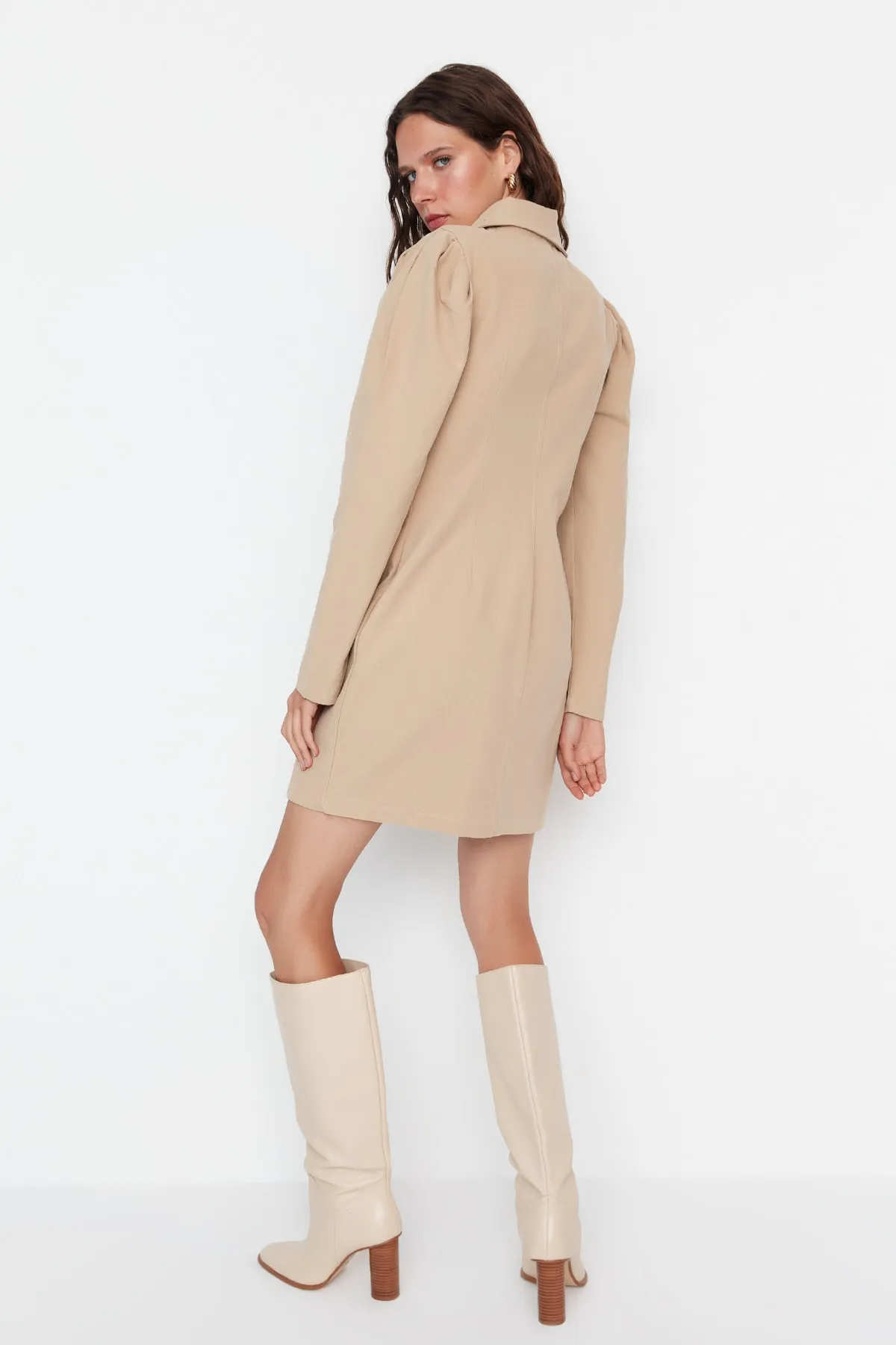 Trendyol Collection  Kamelfarbenes, gewebtes Jackenkleid in limitierter Auflage TWOAW22EL1352