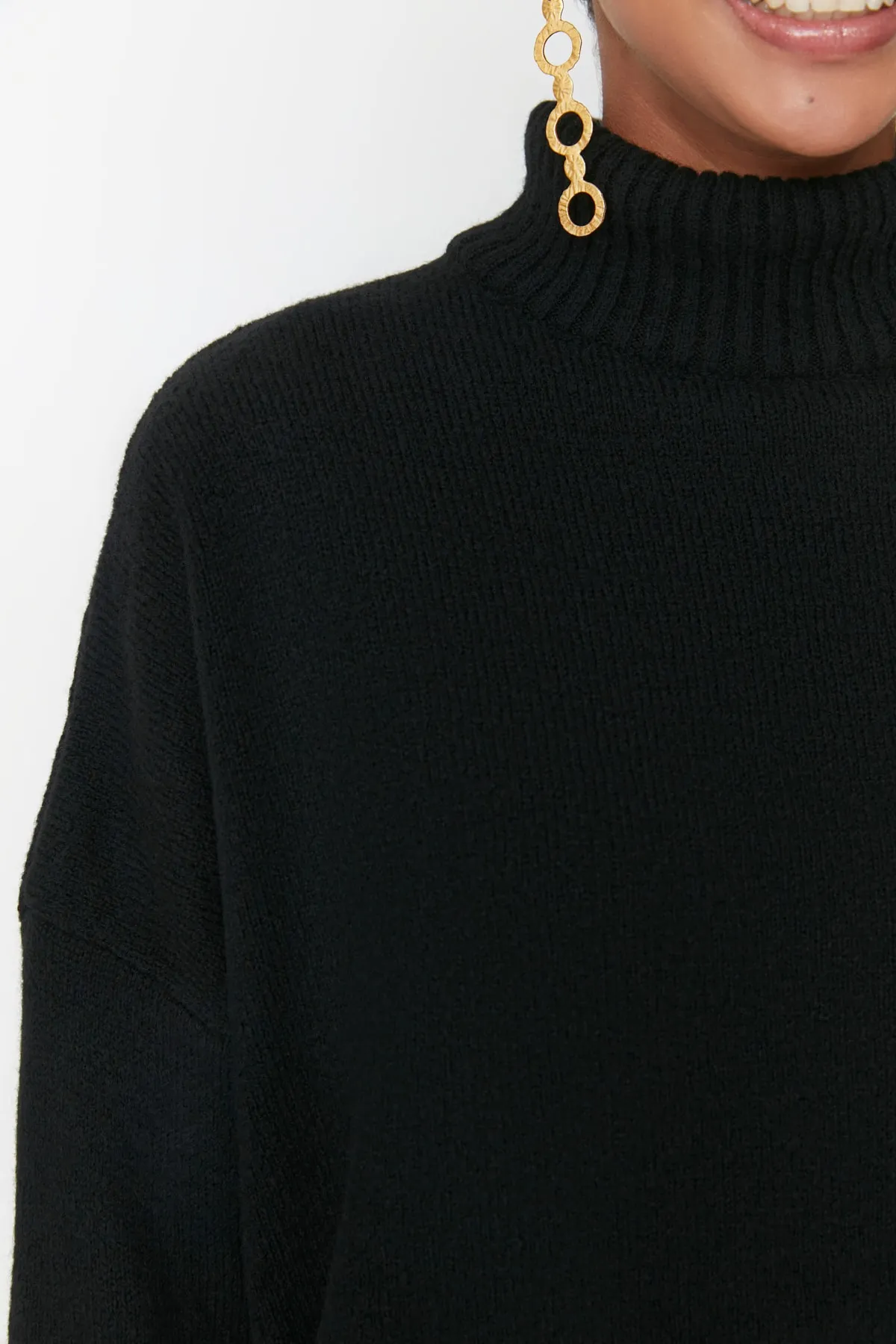 Trendyol Collection  Schwarzer, weich strukturierter Strickpullover mit Stehkragen und weiter Passform TWOAW23KZ00469