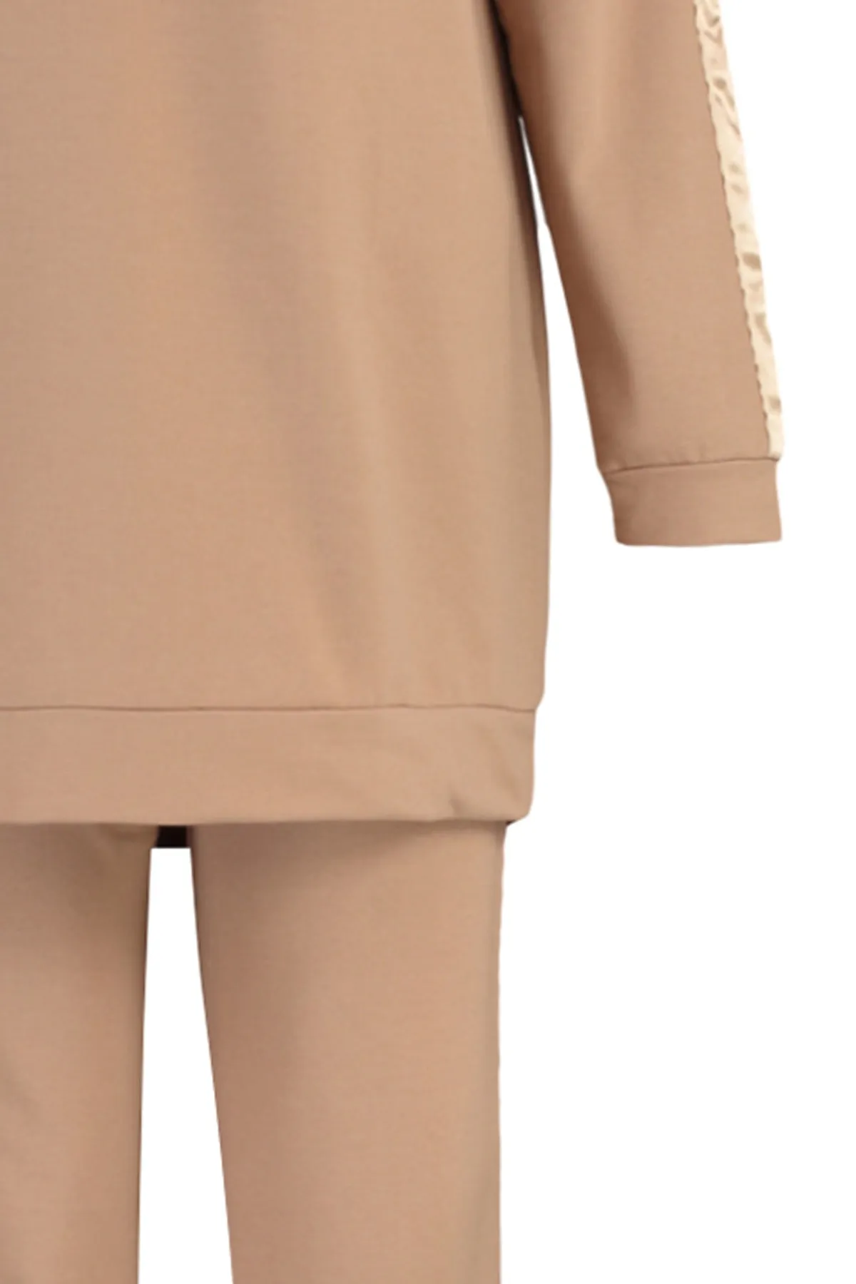 Trendyol Modest  Detailliertes Strick-Trainingsanzug-Set mit Nerzstreifen TCTAW23EN00049