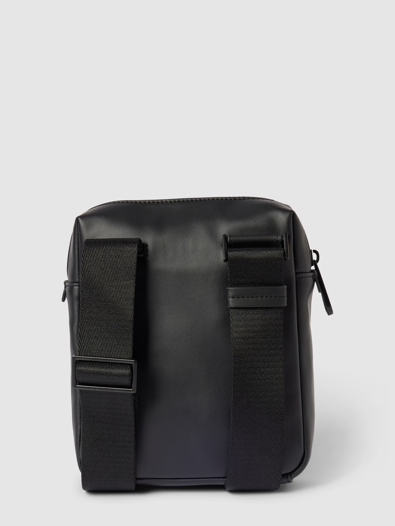 Umhängetasche mit Label-Detail Modell 'REPORTER' in schwarz