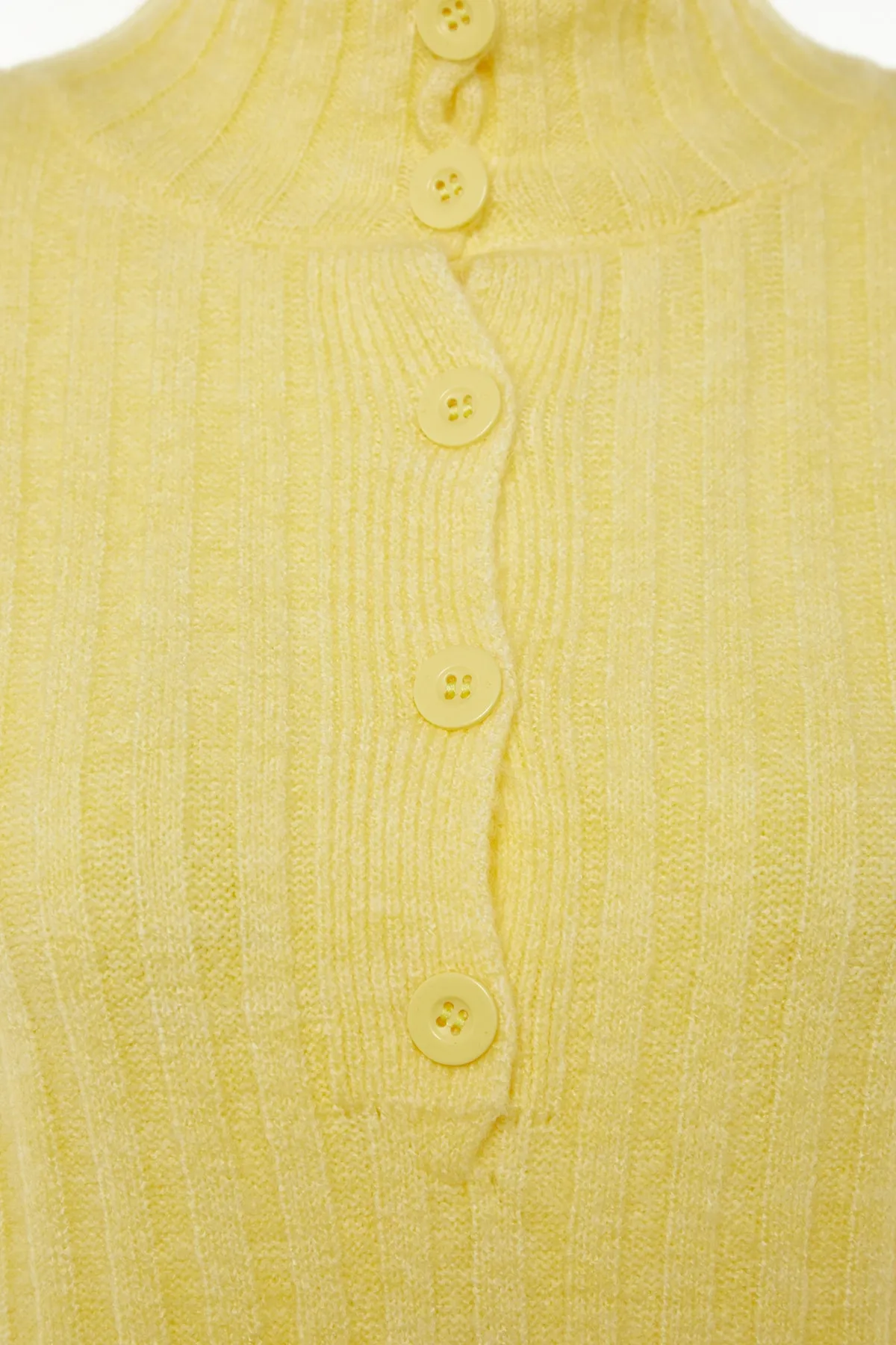 Trendyol Collection  Gelber, weich strukturierter Strickpullover mit Stehkragen und weiter Passform TWOAW21KZ0783