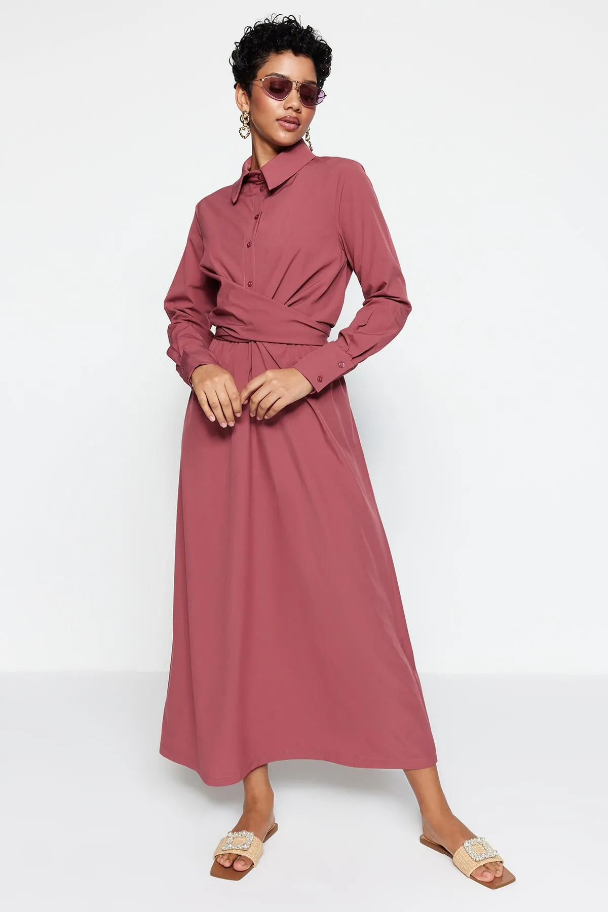 Trendyol Modest  Gewebtes Kleid aus Fallschirmstoff mit getrockneter Rose, Schnürung und detaillierter halber Knopfleiste TCTSS23EB00103