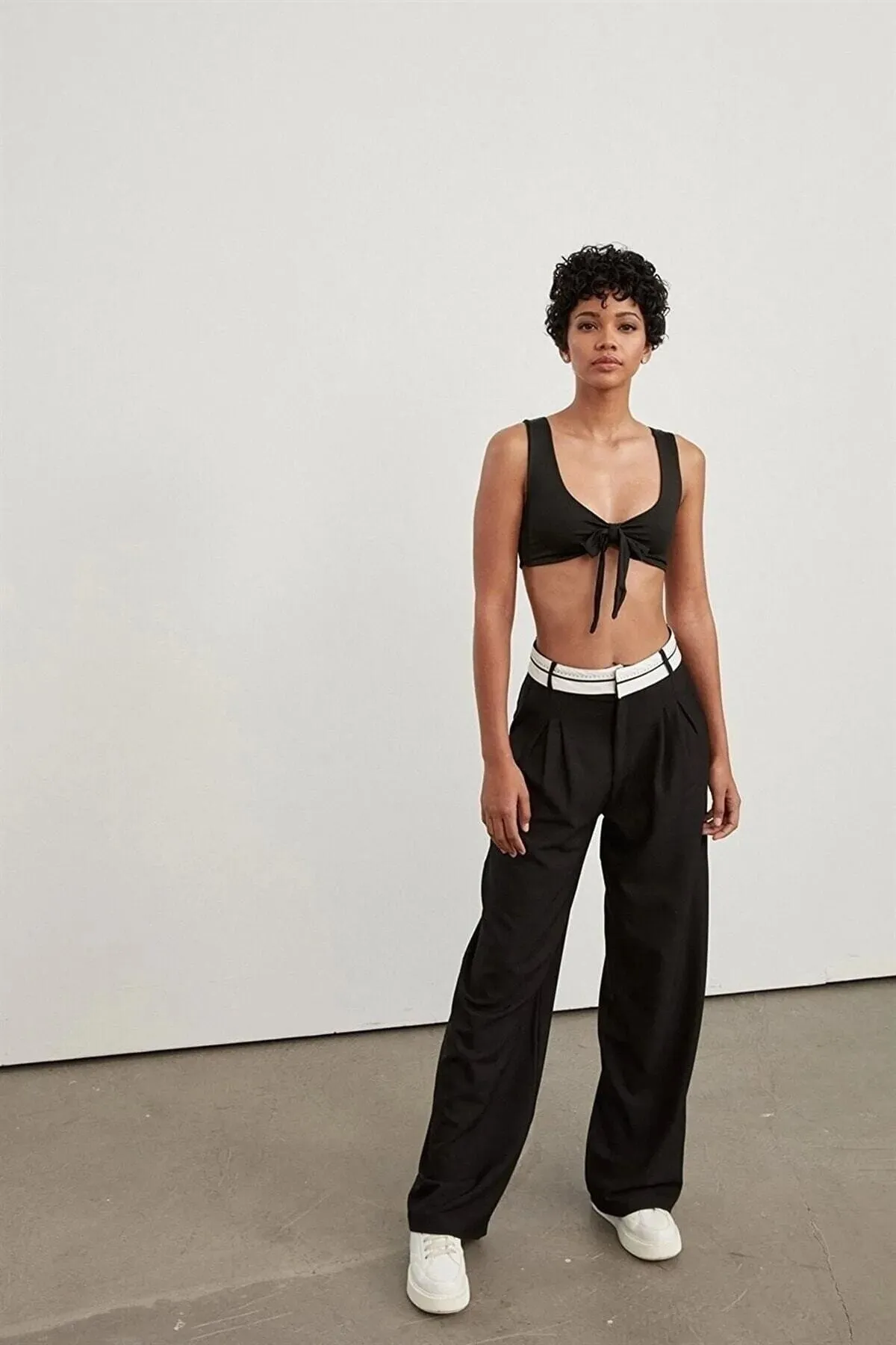IŞILDA FASHION  Schwarze Palazzo-Hose mit umgekehrtem Gürtel und hoher Taille für Damen