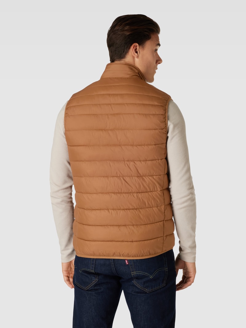 Steppweste mit Label-Patch in haselnuss braun
