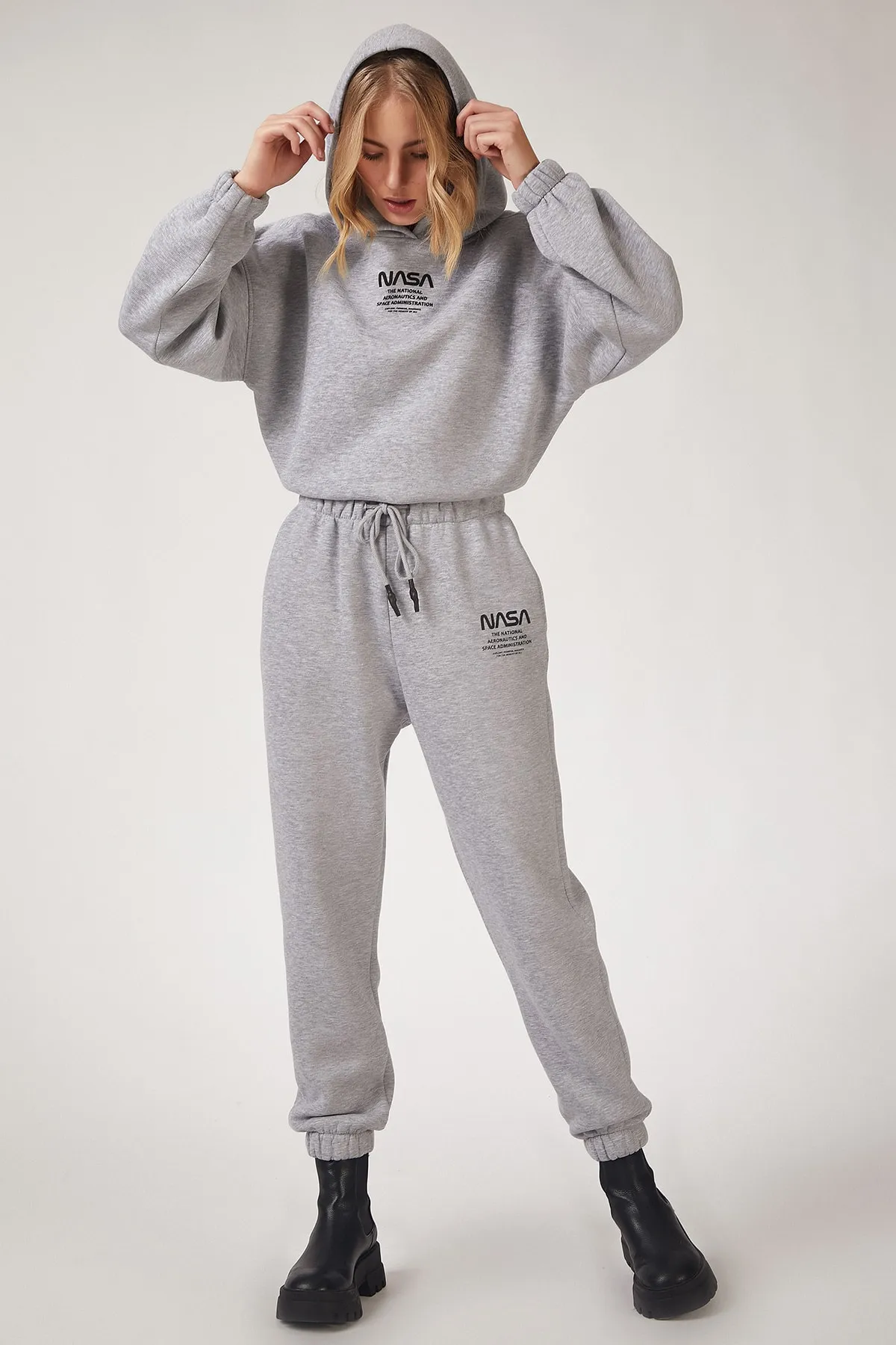 Happiness İstanbul  Graues Fleece-Trainingsanzug-Set für Damen mit Aufdruck DD00730
