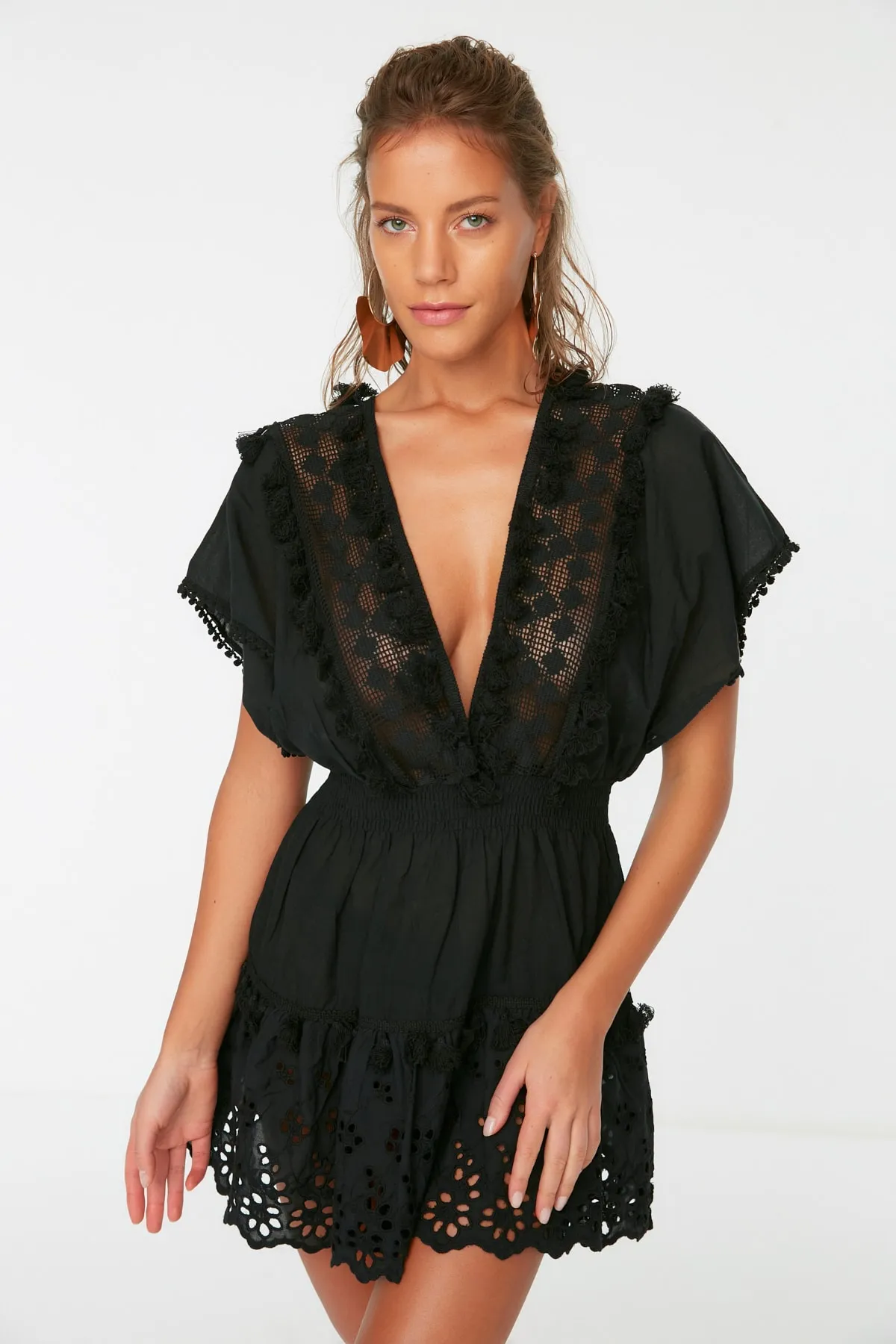 Trendyol Collection  Schwarzes Mini-Strandkleid aus 100 % Baumwolle mit gewebter Stickerei und detailliertem Detail TBESS21EL1248