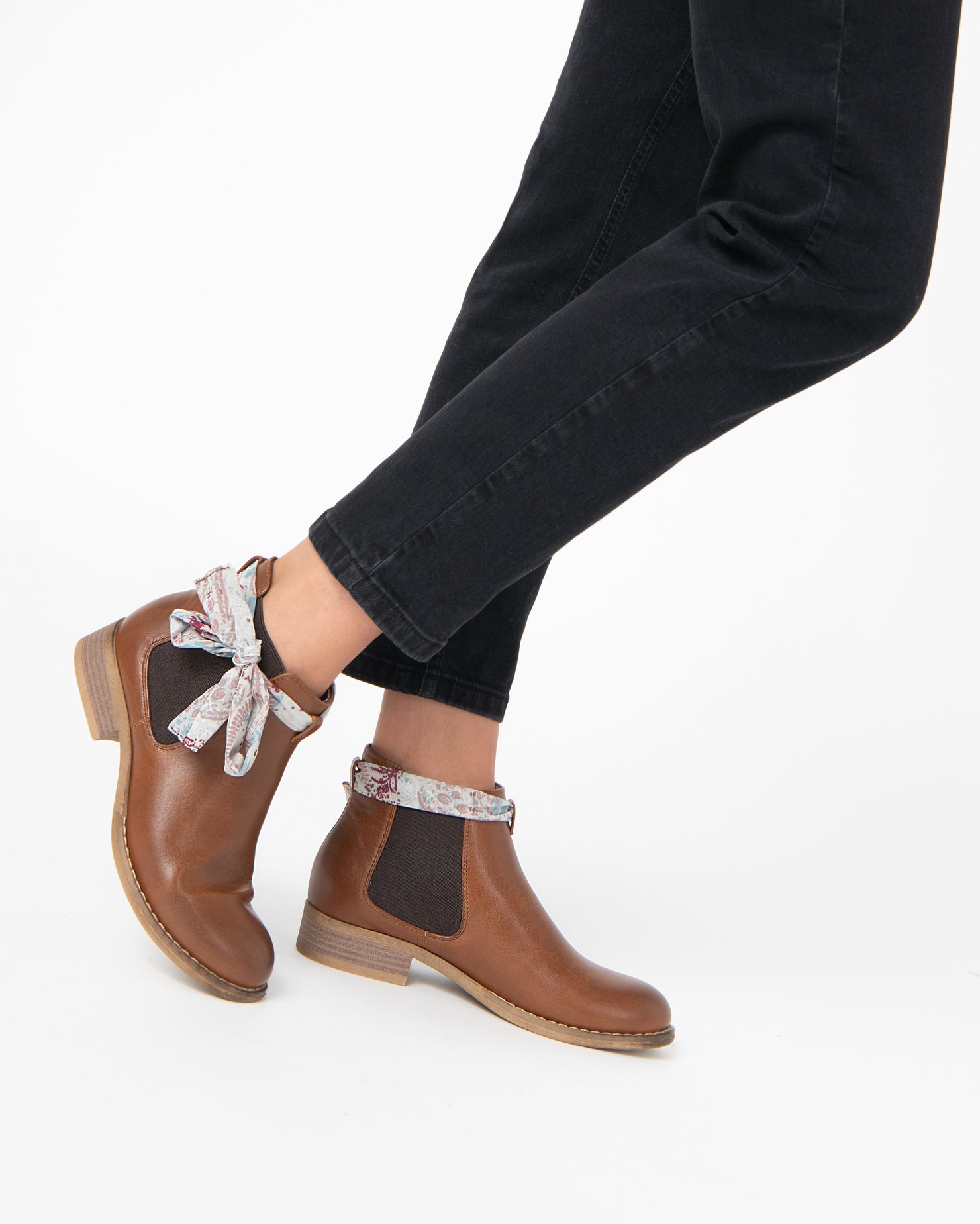Boots femme style Chelsea unies à bride foulard marron | GEMO