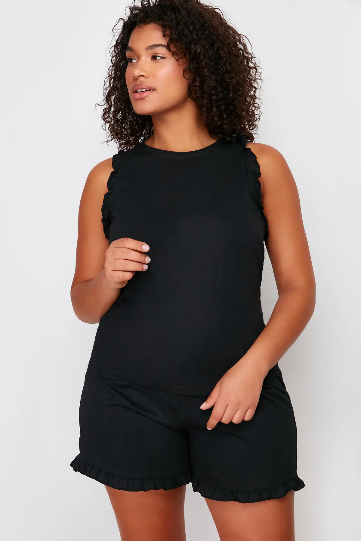 Trendyol Curve  Schwarzes Pyjama-Set aus Strick mit Sportlershorts und Rüschendetail TBBSS24AI00017