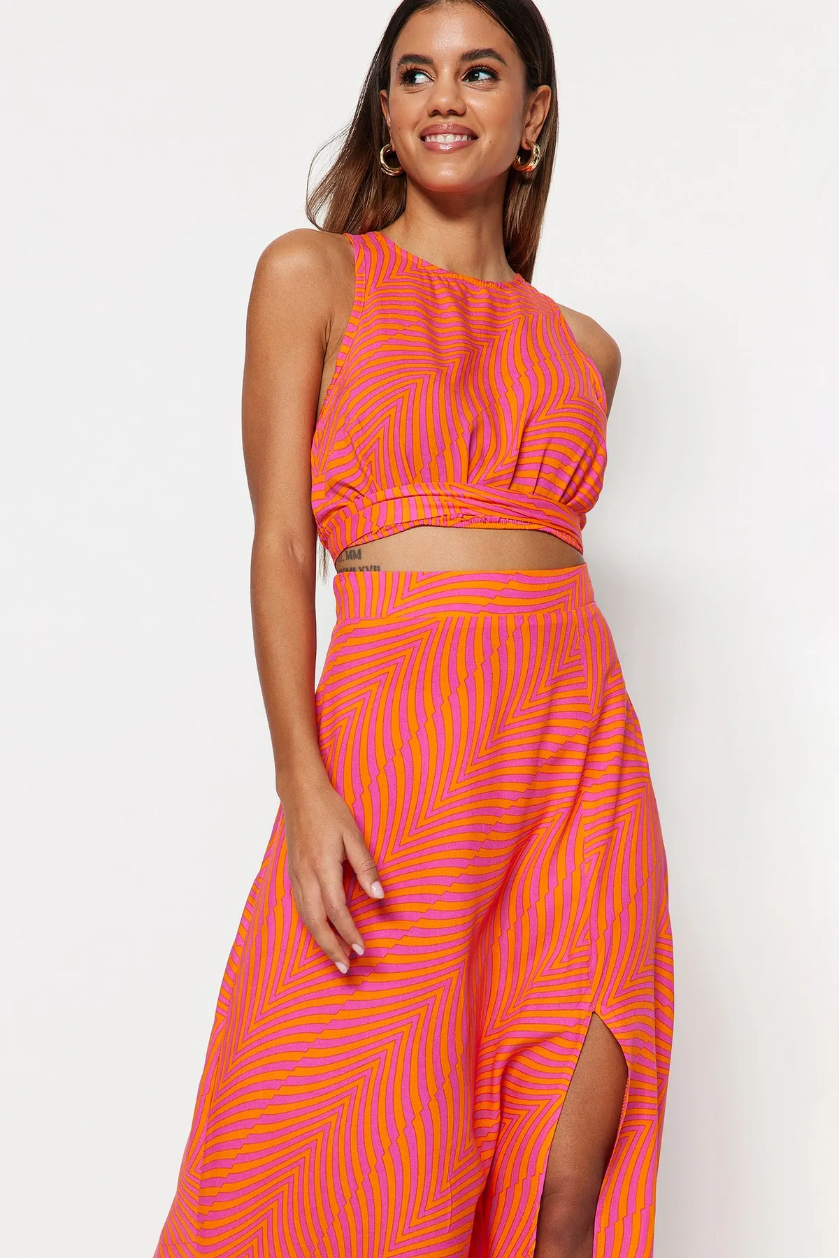 Trendyol Collection  Orangefarbene Bluse aus gewebter Viskose mit geometrischem Muster TWOSS23BZ00046