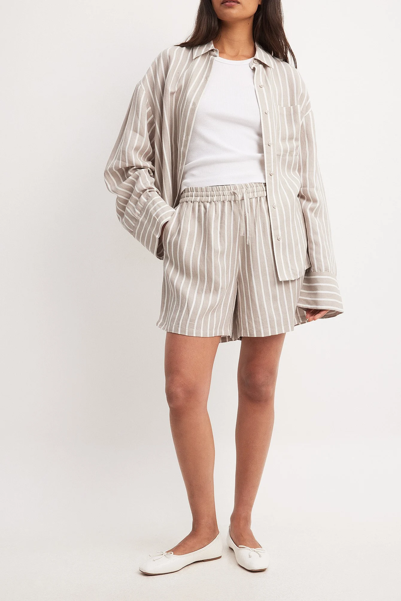 Weite Shorts mit halbhoher Taille aus Viskose-Mix
