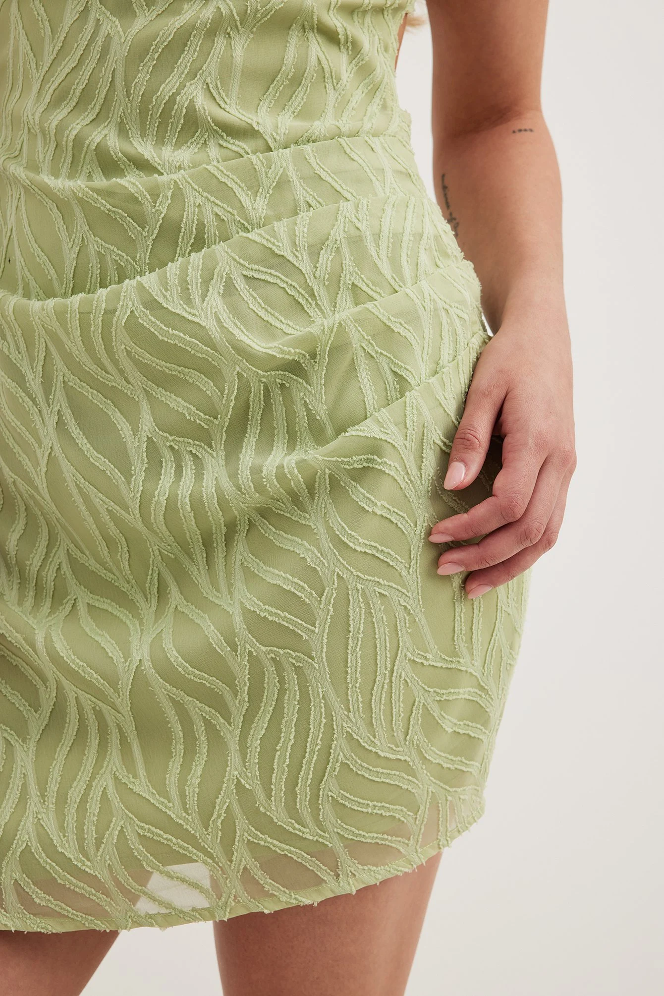 Strukturiertes Minikleid mit Schnürung am Rücken
