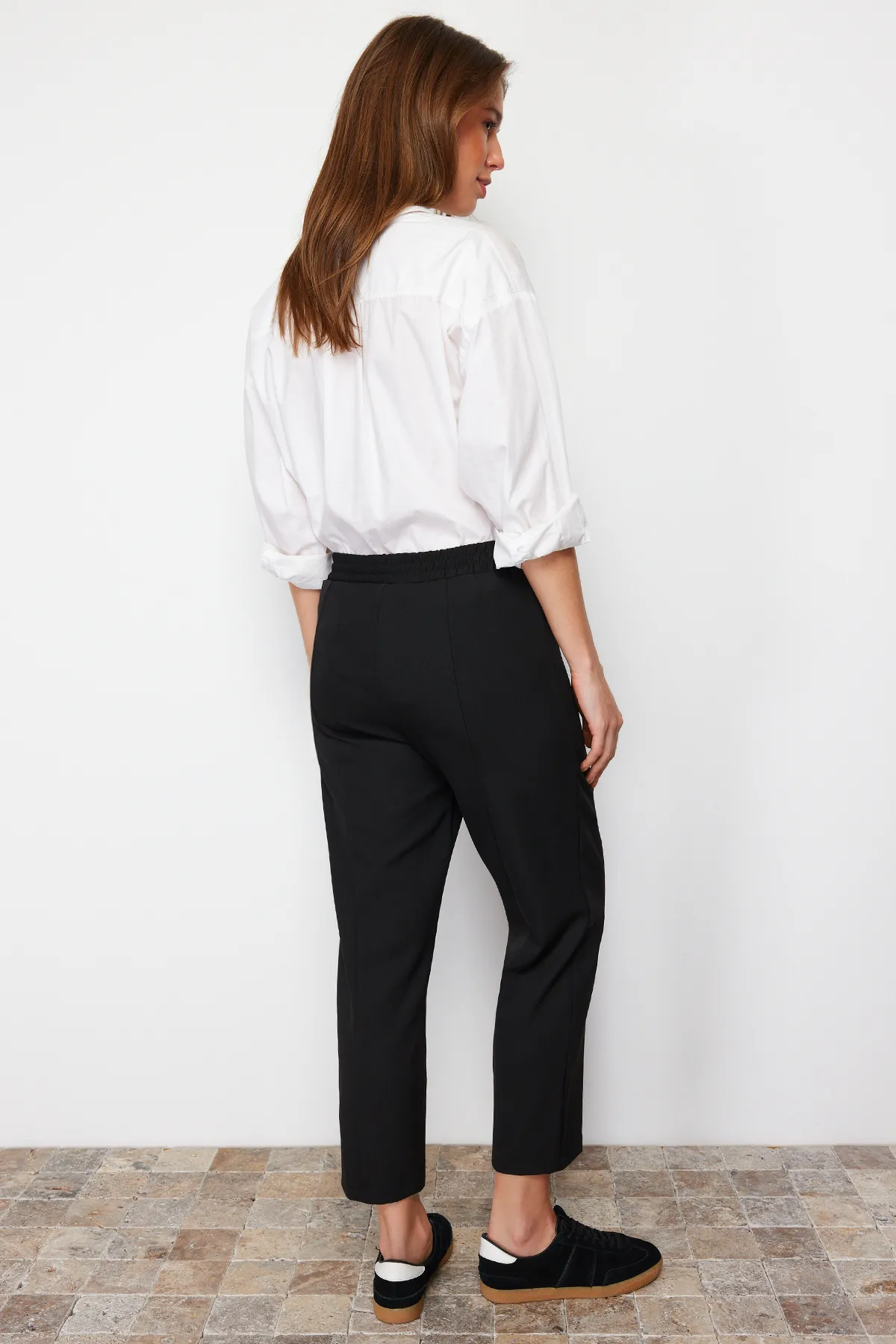 Trendyol Modest  Schwarze gewebte Hose mit elastischem Bund und Rippendetails und geradem Schnitt TCTSS21PL0570