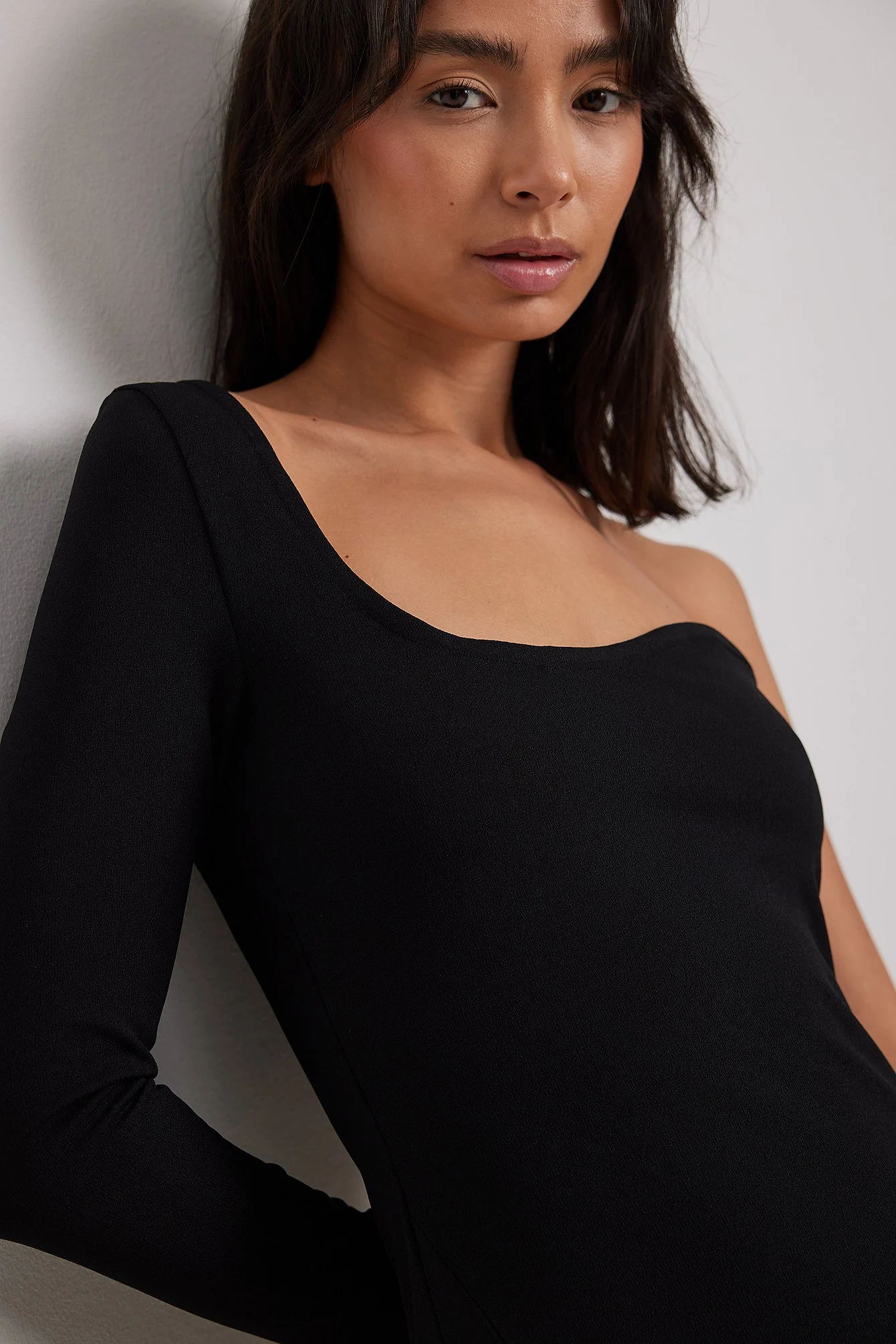 Einarmiges Midikleid