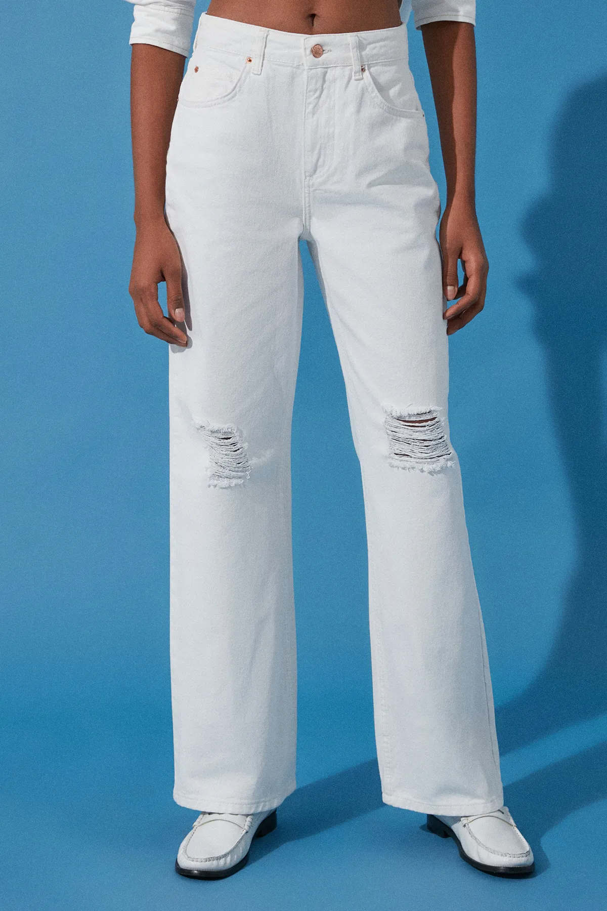 Trendyol Collection  Weiße zerrissene Jeans mit weitem Bein und hoher Taille TWOSS24JE00166