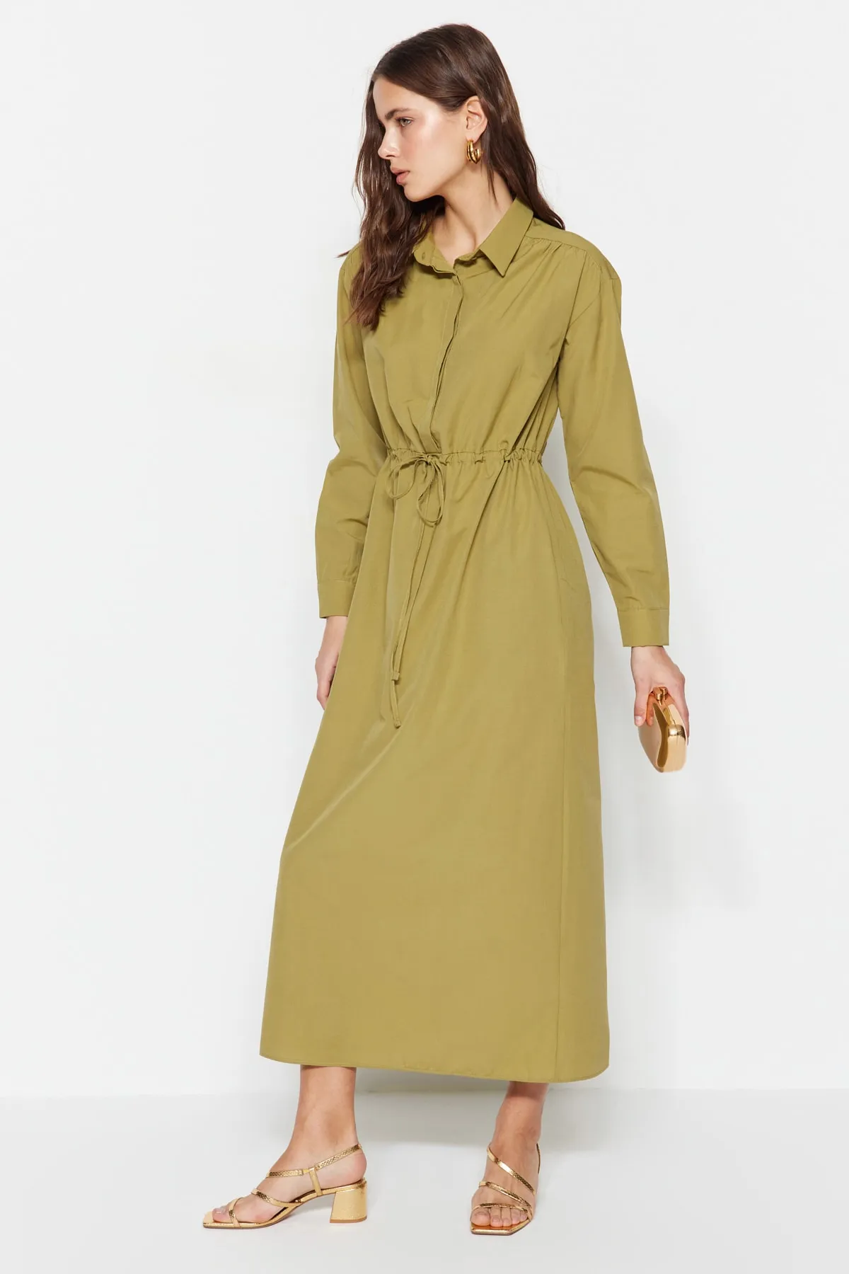 Trendyol Modest  Hellkhakifarbenes Kleid aus gewebter Baumwolle mit geraffter Taille TCTSS23EB00067