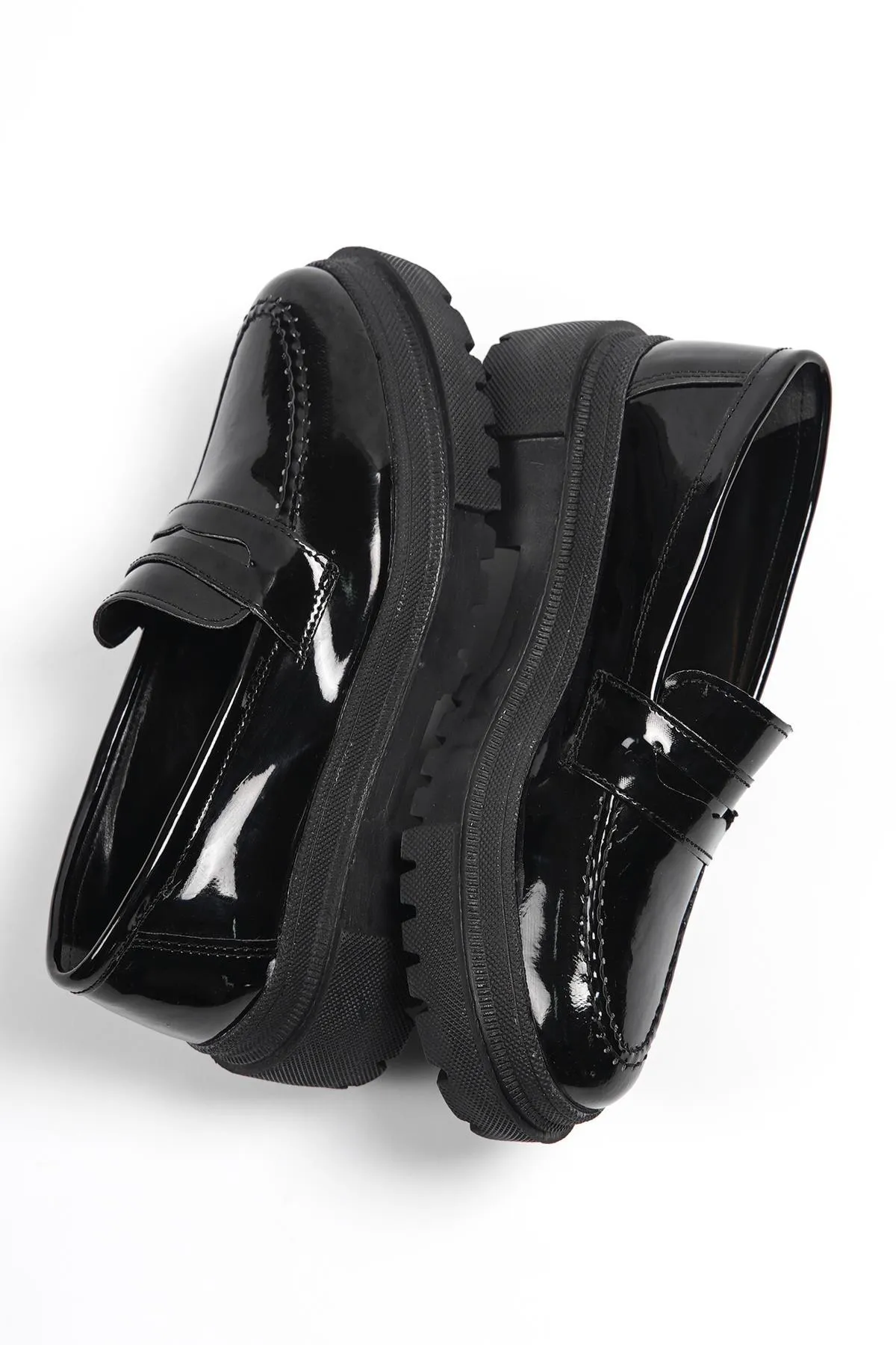 Capone Outfitters  Capone Damen-Loafer aus schwarzem Lackleder mit ovaler Zehenpartie und Trac-Sohle