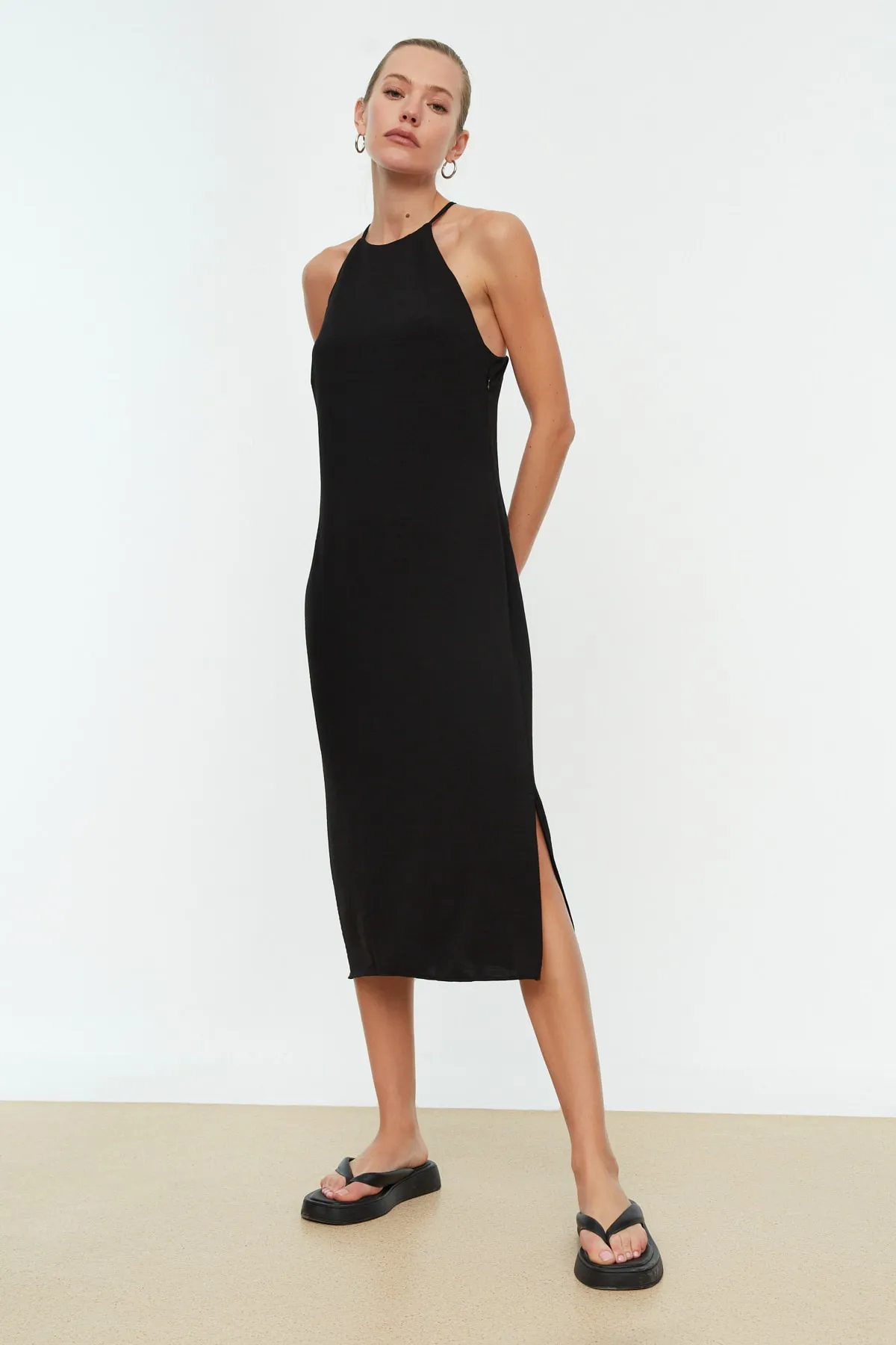 Trendyol Collection  Schwarzes, gerade geschnittenes Midi-Webkleid mit Schlitz TWOSS22EL1814