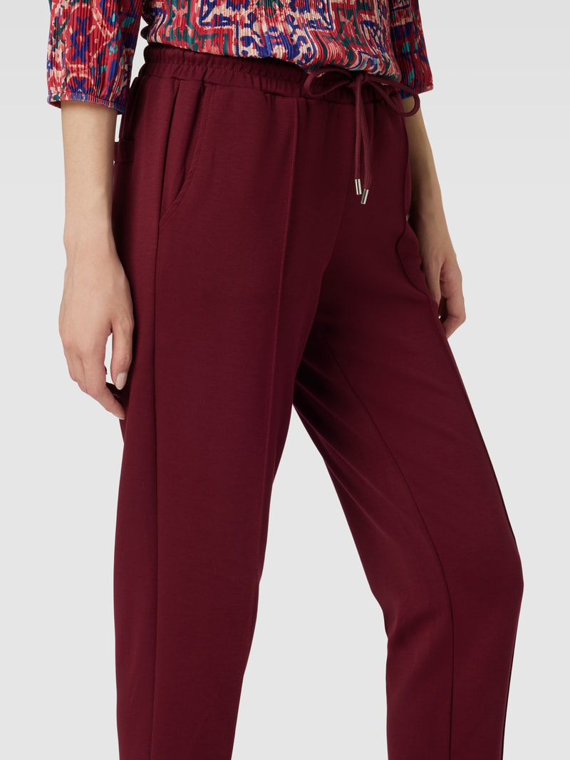 Stoffhose mit Ziernähten in bordeaux rot