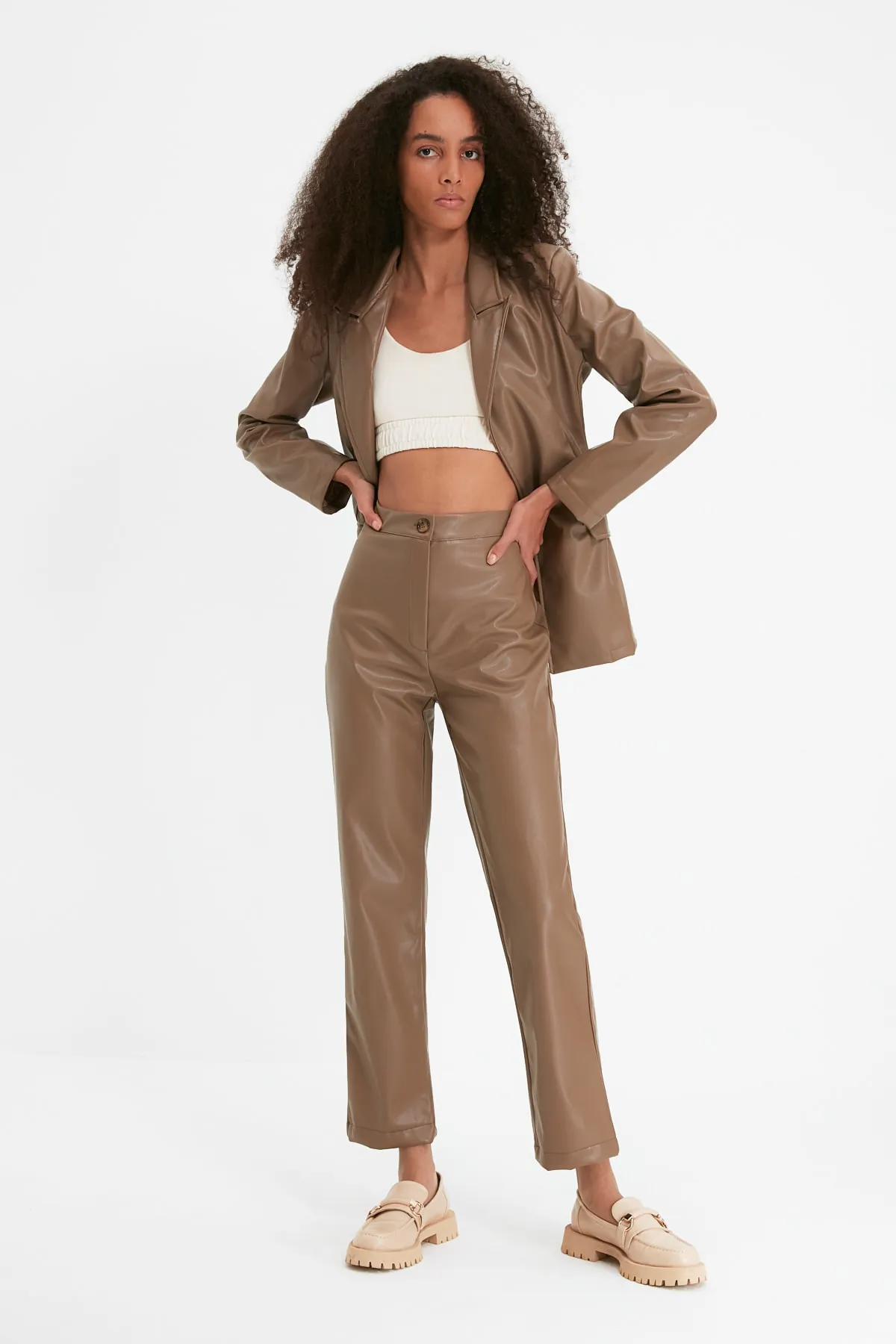 Trendyol Collection  Nerzfarbene, gerade geschnittene Hose aus gewebtem Kunstleder TWOAW22PL0284