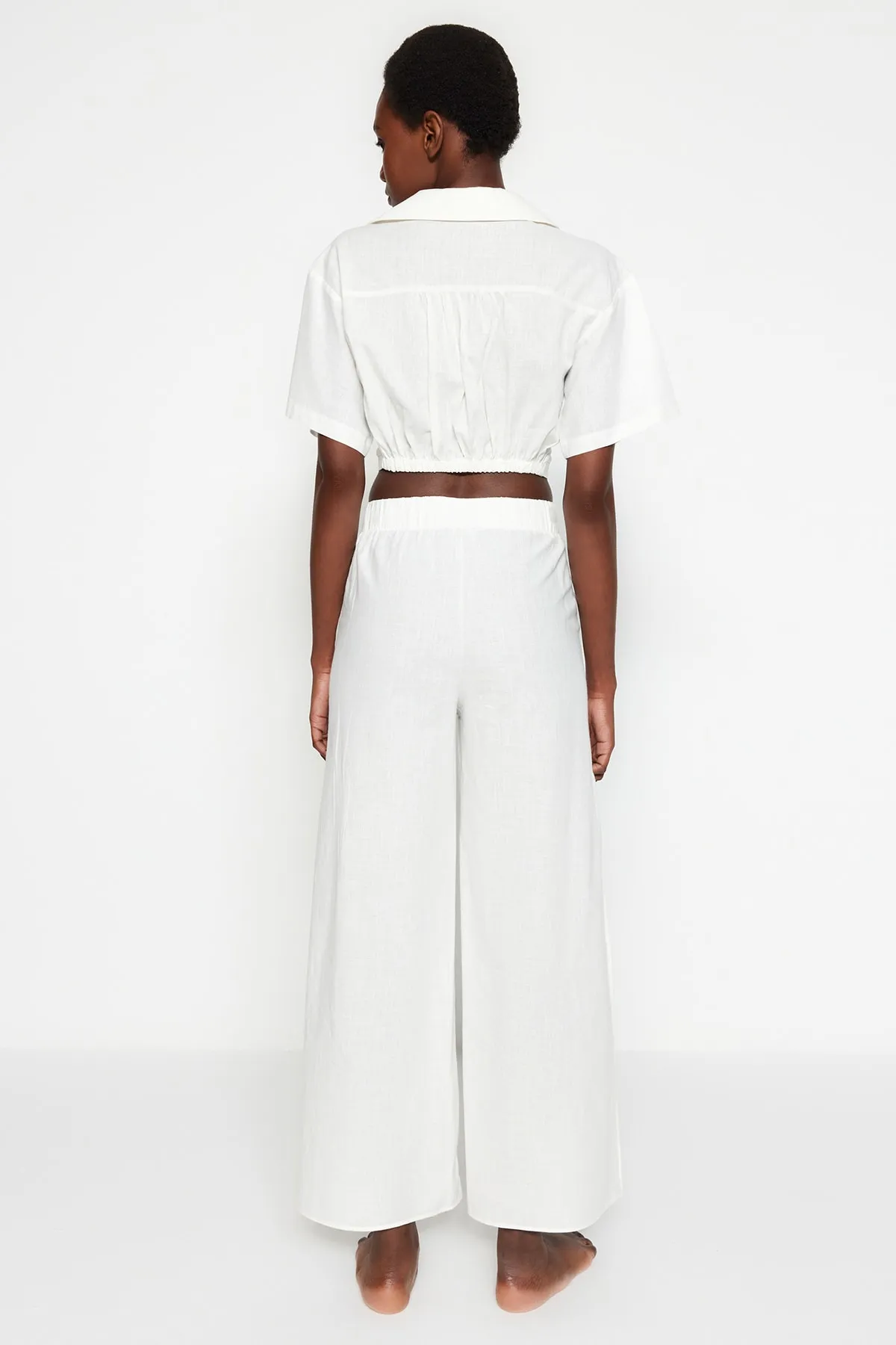 Trendyol Collection  Ecru gewebte Hose mit Schlitz aus 100 % Baumwolle TBESS21PL0493