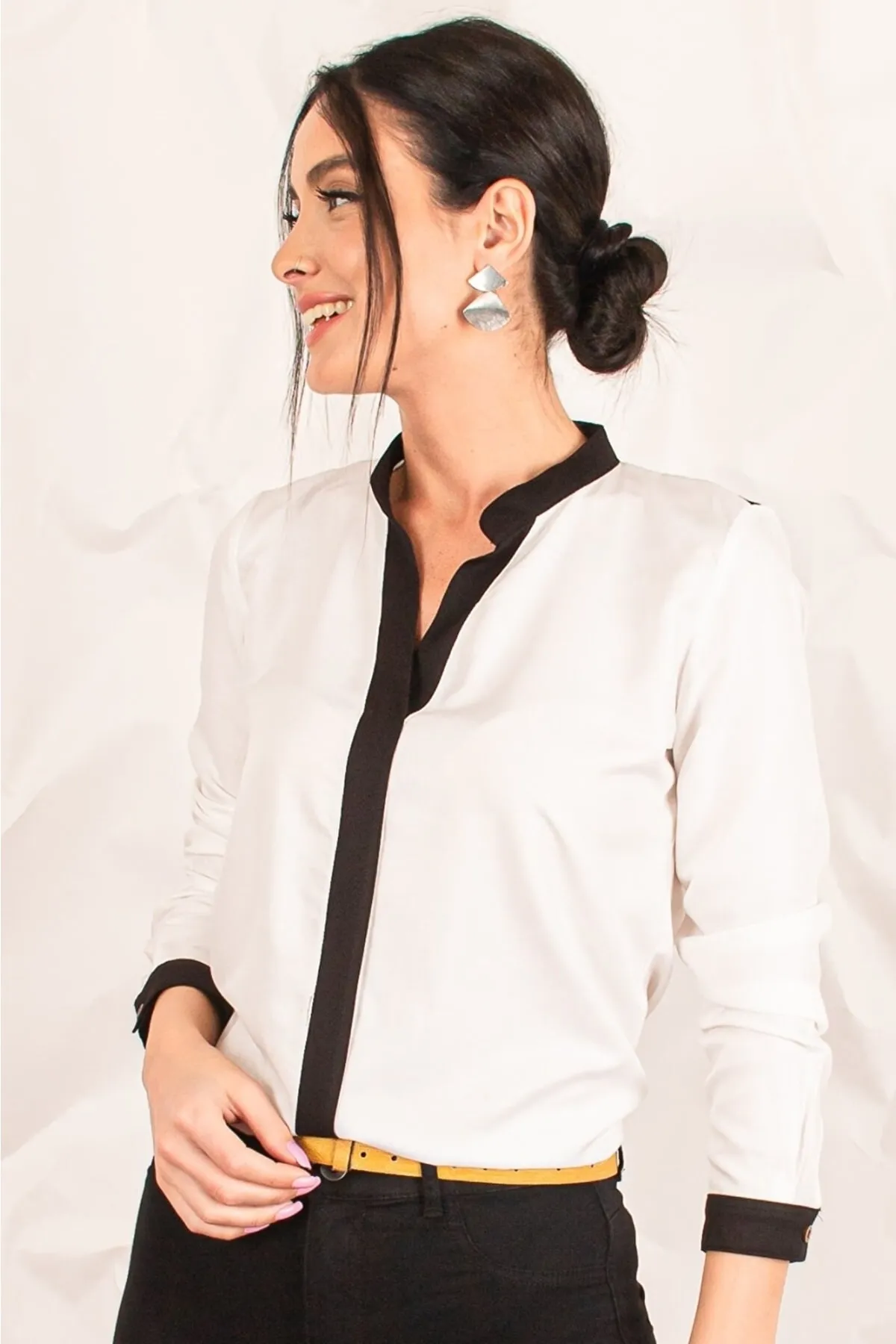 armonika  Ecrufarbenes, vorne gestreiftes Damenhemd ARM-18K001255