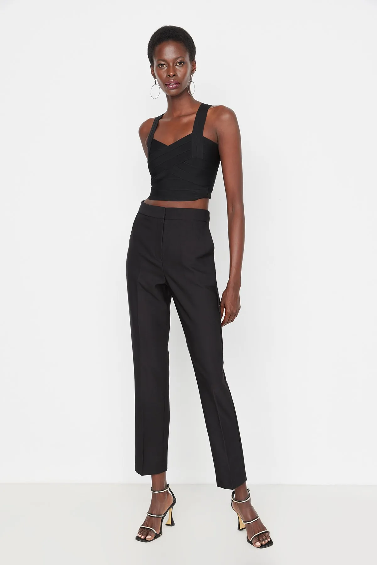 Trendyol Collection  Schwarze gewebte Hose mit schmalem Bein TPRAW23PL00000