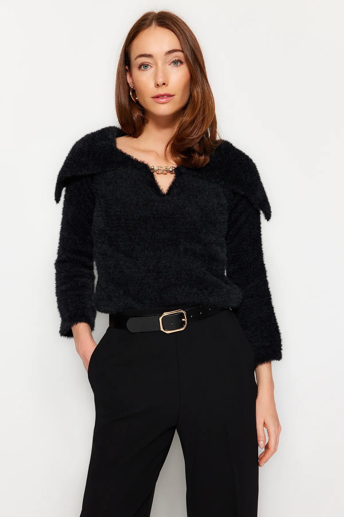 Trendyol Collection  Schwarzer Pelz-Strickpullover TWOAW24KZ00741