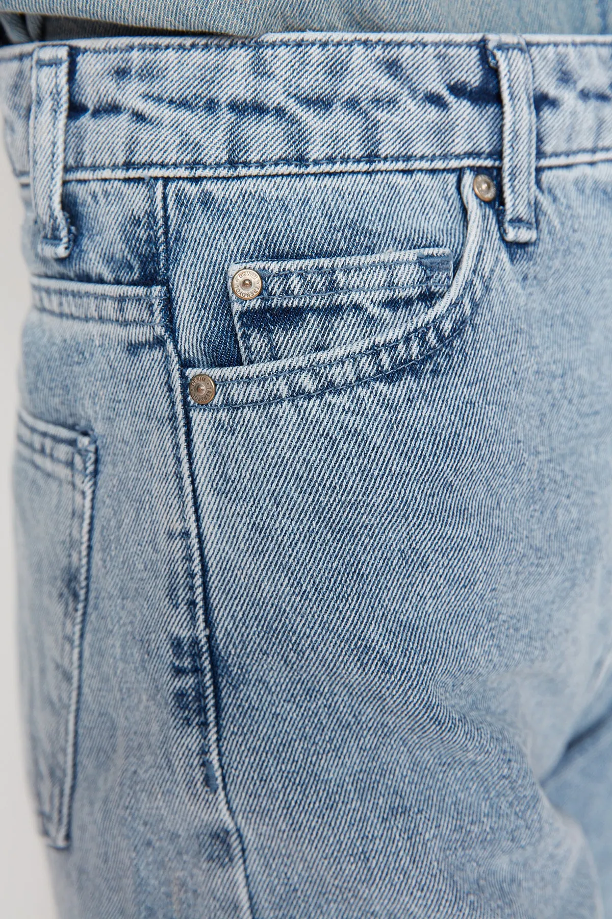 Trendyol Collection  Blaue zerrissene Jeans mit hoher Taille und geradem Bein TWOAW21JE0120