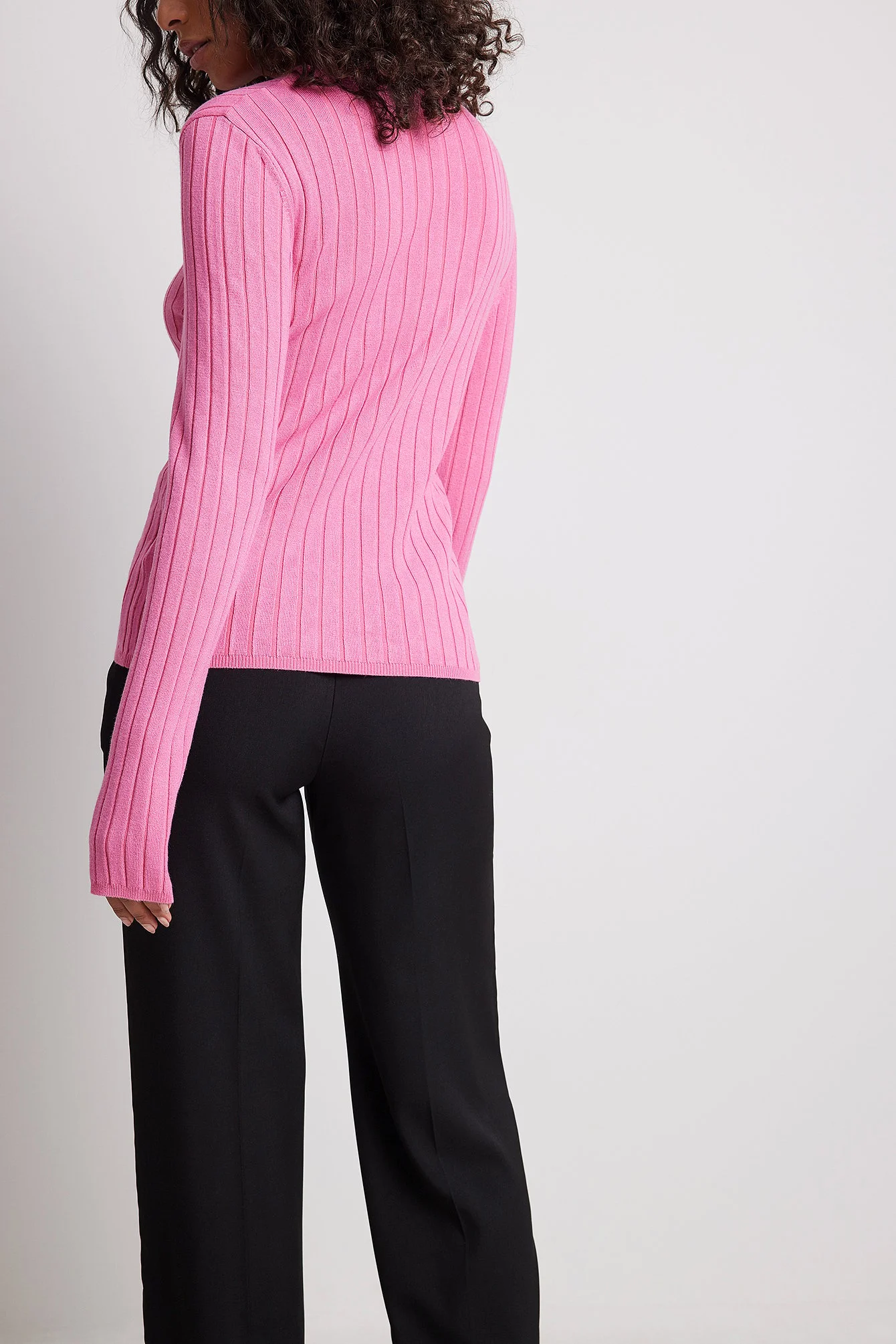 Gerippter Strickpullover mit hohem Ausschnitt