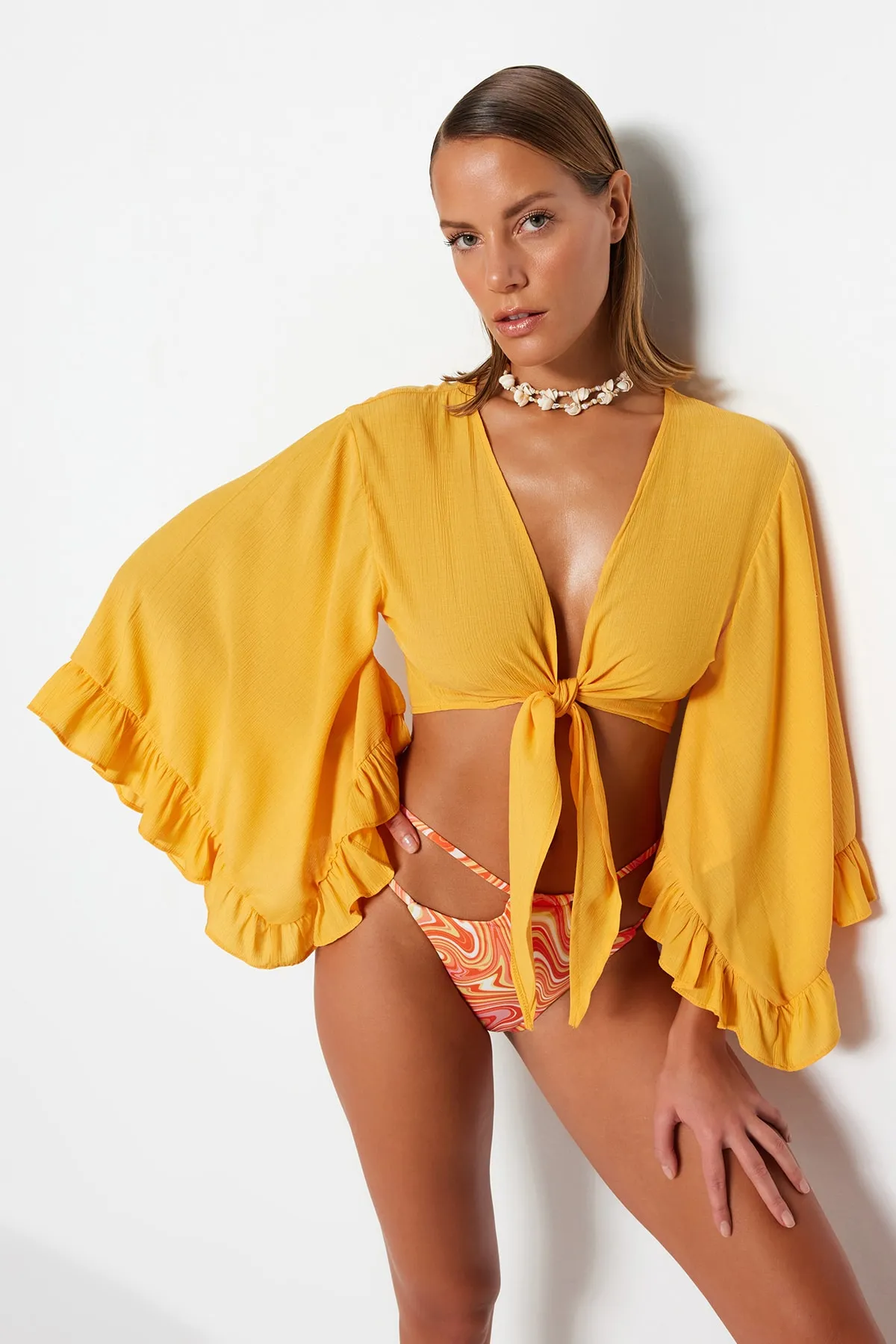 Trendyol Collection  Orangefarbene, bauchfreie, gewebte Volantbluse TBESS19BB0095