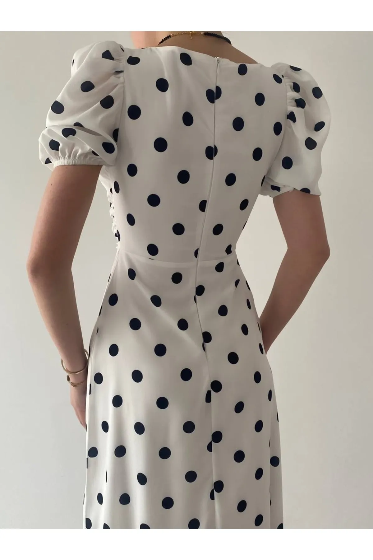 SONREİR  Langes, gepunktetes Kleid mit Ballonärmeln und quadratischem Ausschnitt