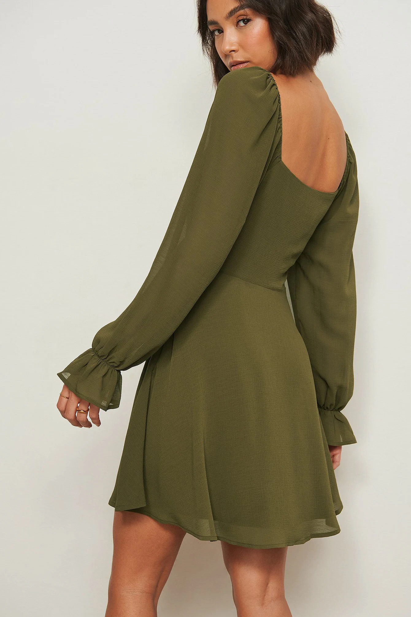 Recyceltes Kleid mit langen Ärmeln und Schnürung-Detail