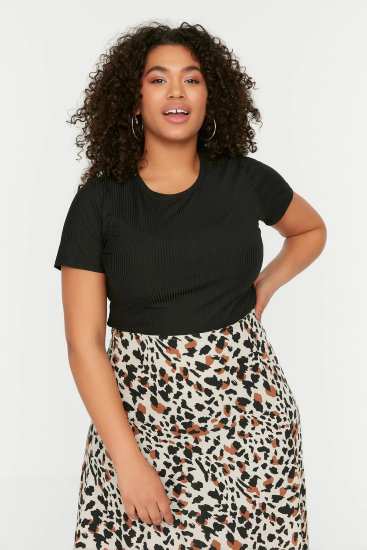Trendyol Curve  Schwarzes, kurz geschnittenes Strick-T-Shirt mit Rundhalsausschnitt TBSSS22TS2107