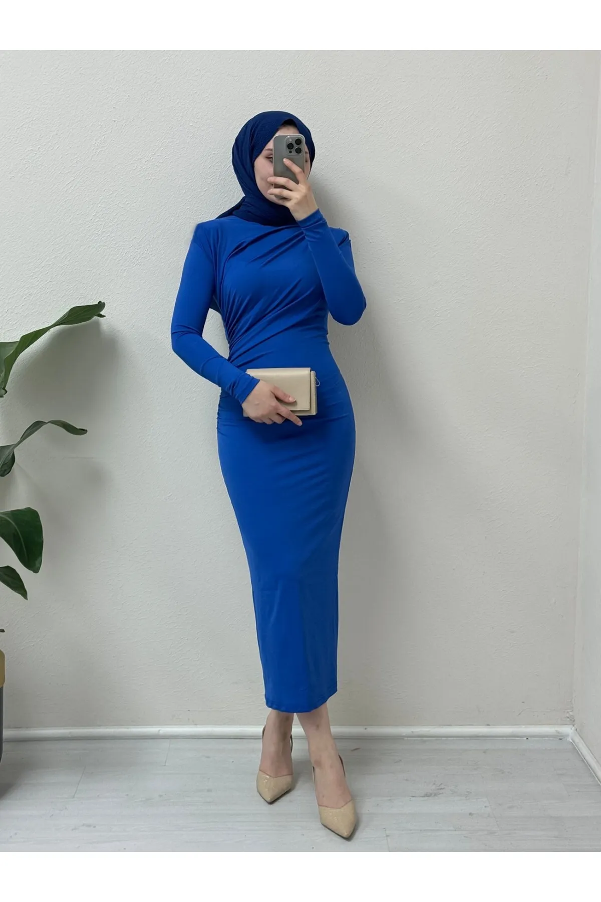 Modamorfo  Langes Skuba-Kleid mit seitlichen Raffungen
