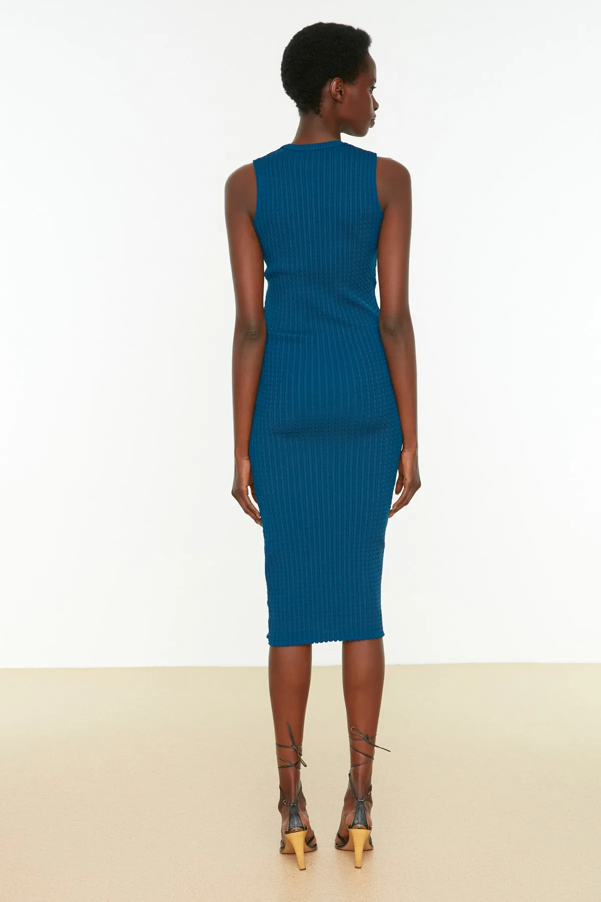 Trendyol Collection  Marineblaues Midi-Strickkleid mit detailliertem Strickmuster TWOSS22EL2363