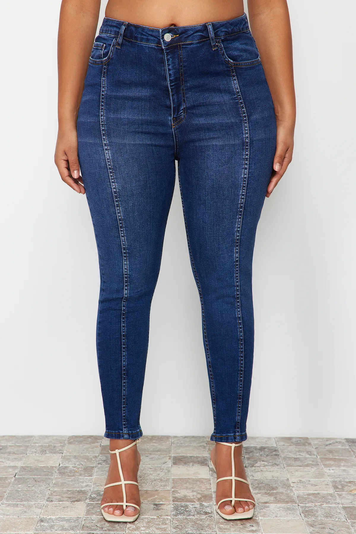 Trendyol Curve  Dunkelblaue, dehnbare Skinny-Jeans mit Nähten und detaillierten Details TBBSS24CJ00022