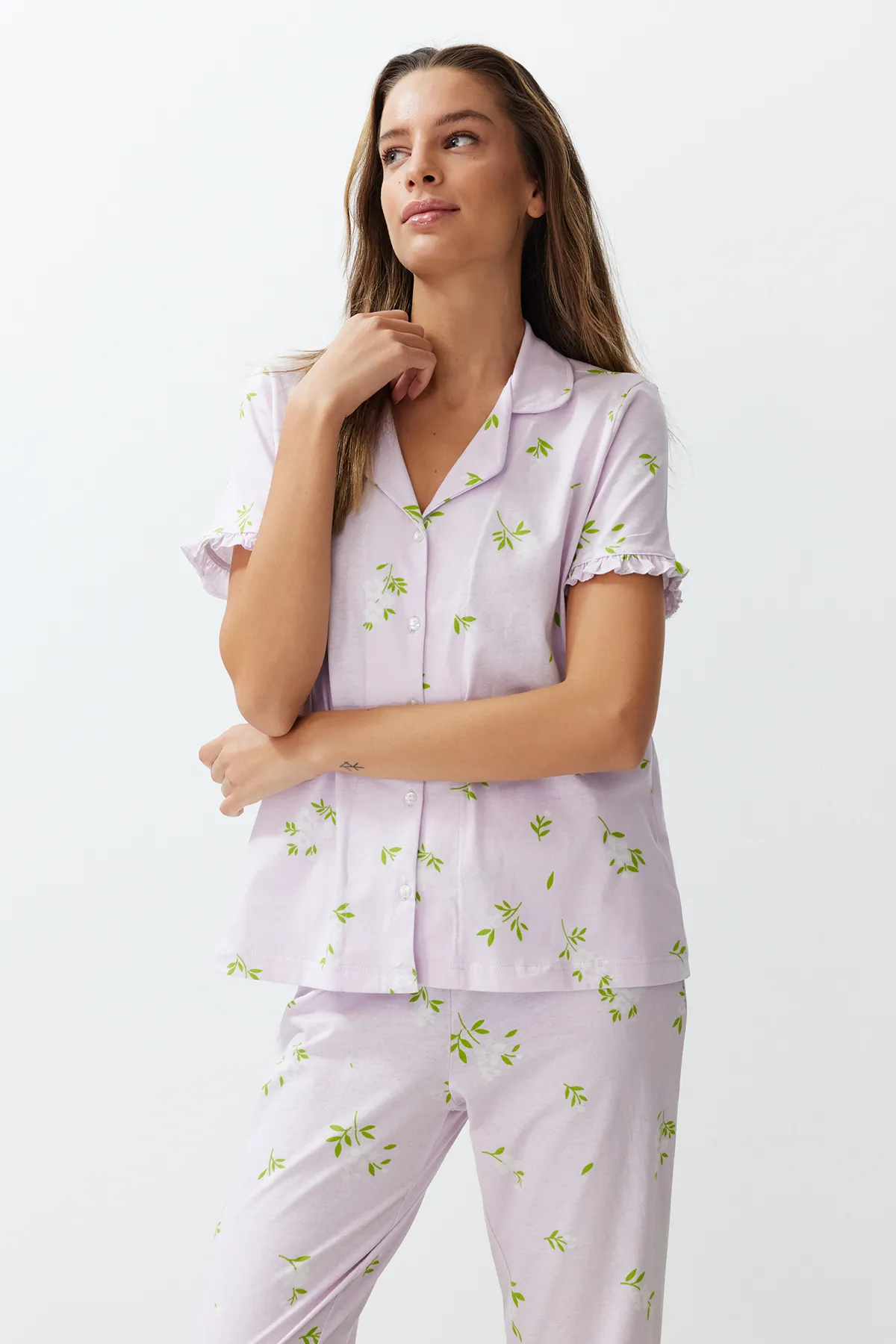 Trendyol Collection  Rosa-Mehrfarbiges, gestricktes Pyjama-Set aus 100 % Baumwolle mit Blumenrüschen und Details THMSS24PT00227