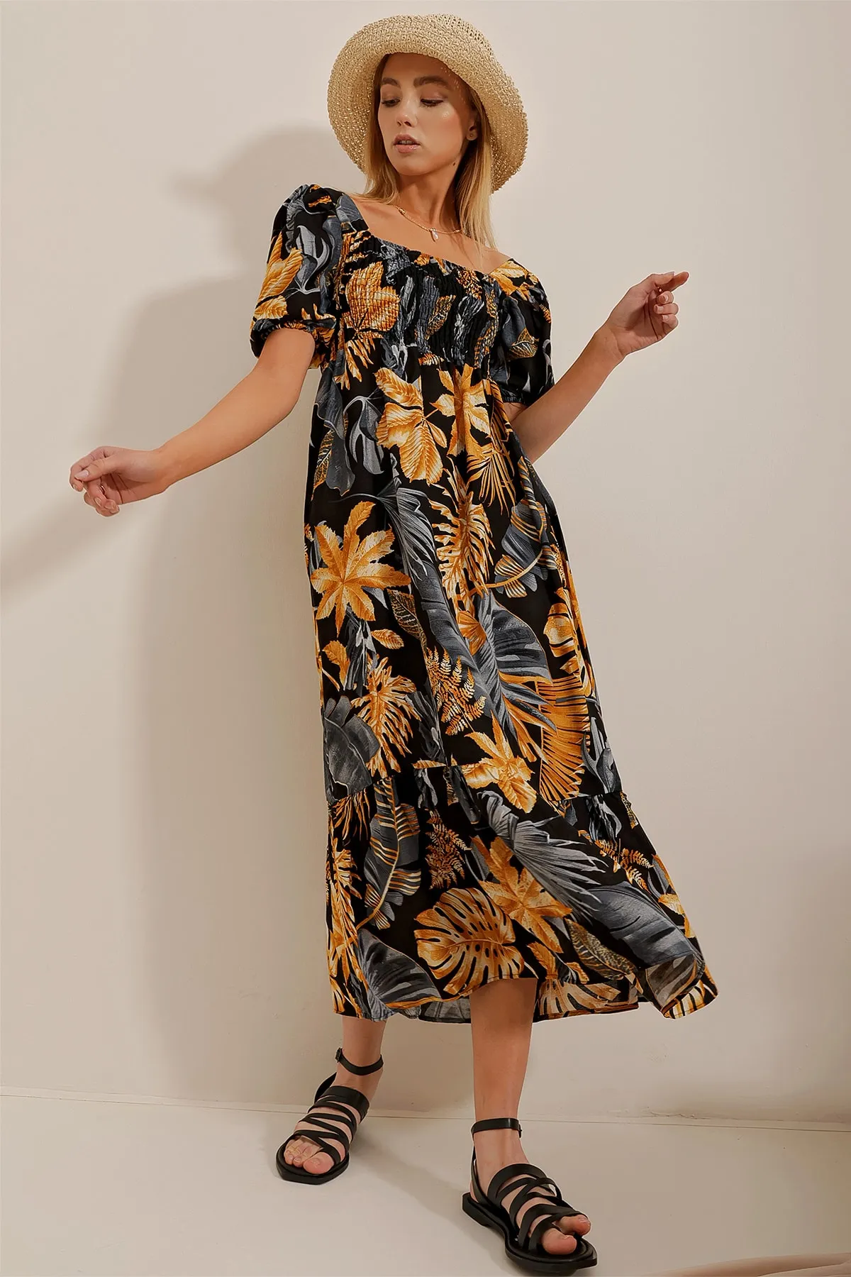 Trend Alaçatı Stili  Senfschwarzes, glitzerndes Kleid mit quadratischem Kragen und Rüschen in Midilänge für Damen aus gemusterter, gewebter Viskose ALC-X10338
