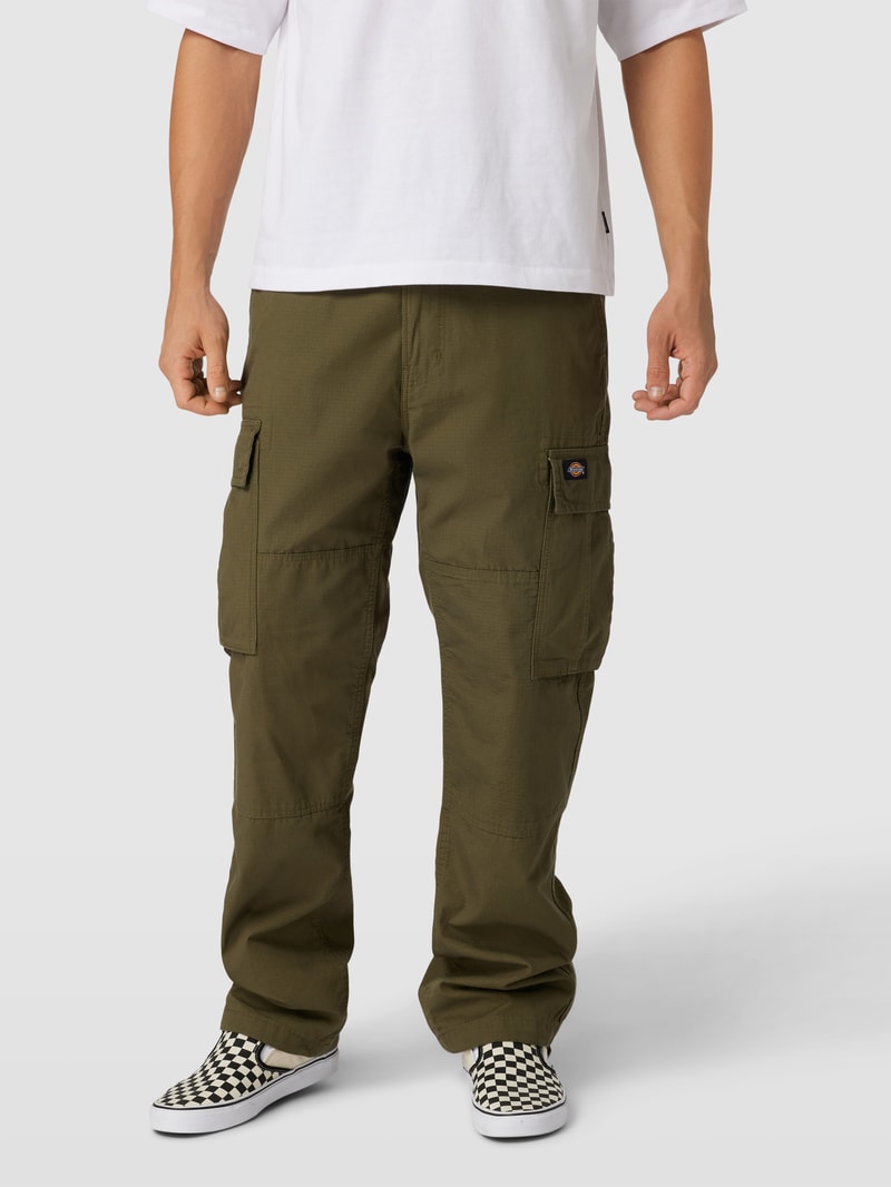 Cargohose mit großen Taschen und Label-Detail in schlamm